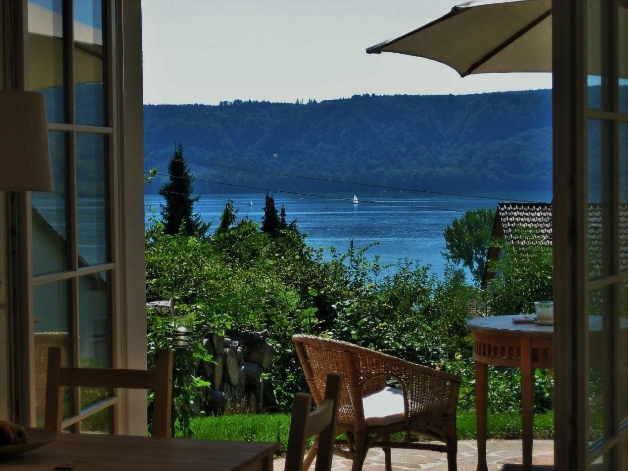 Relax and unwind in our bright, exclusive holiday flat with Mediterranean flair. The house is located in Sipplingen, absolutely quiet in a cul-de-sac, adjacent to the nature reserve with a well-develo..