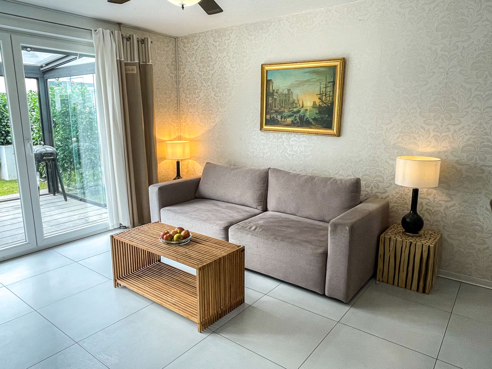 Huis in een rij 4-kamers 120 m2 op 3 verdiepingen. Ruim, modern ingericht: groot woon-/eetkamer met eettafel, bibliotheek en Sat-TV (Flatscreen TV). Uitgang naar het terras. Open keuken (oven, afwasma..