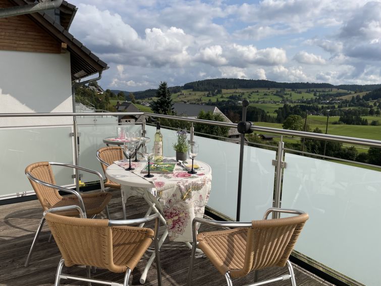 "Schwarzwaldblick I", appartement 3-kamers 74 m2, op de begane grond. Doelmatig ingericht: woon-/eetkamer met 1 2-pers divanbed, eettafel en Sat-TV. Uitgang naar het balkon. 1 kamer met 1 2-pers bed. ..