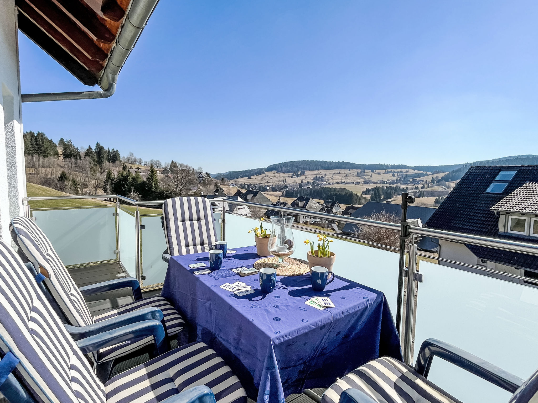 "Schwarzwaldblick IV", 5-Zimmer-Wohnung 120 m2 auf 2 Stockwerken. Zweckmässig eingerichtet: Wohn-/Esszimmer mit Essecke. Ausgang zum Balkon. 1 Zimmer mit 1 Doppelbett (1 x 180 cm, Länge 200 cm). Kü..