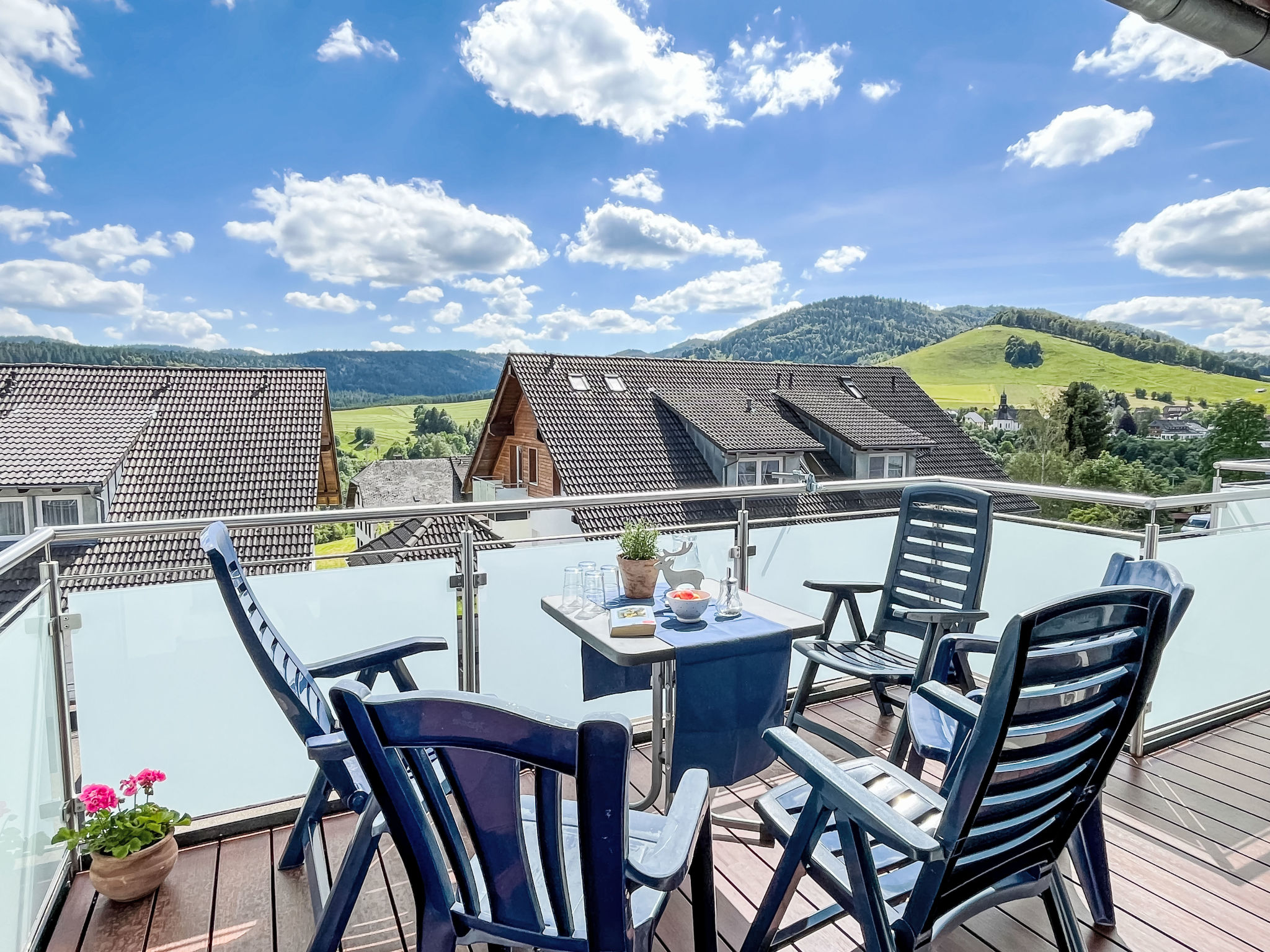 "Schwarzwaldblick VI", appartement 4-kamers 120 m2 op de 1e verdieping. Ruim en licht, mooi en smaakvol ingericht: woon-/eetkamer met Sat-TV, Flatscreen TV en stereo-installatie. Uitgang naar het balk..