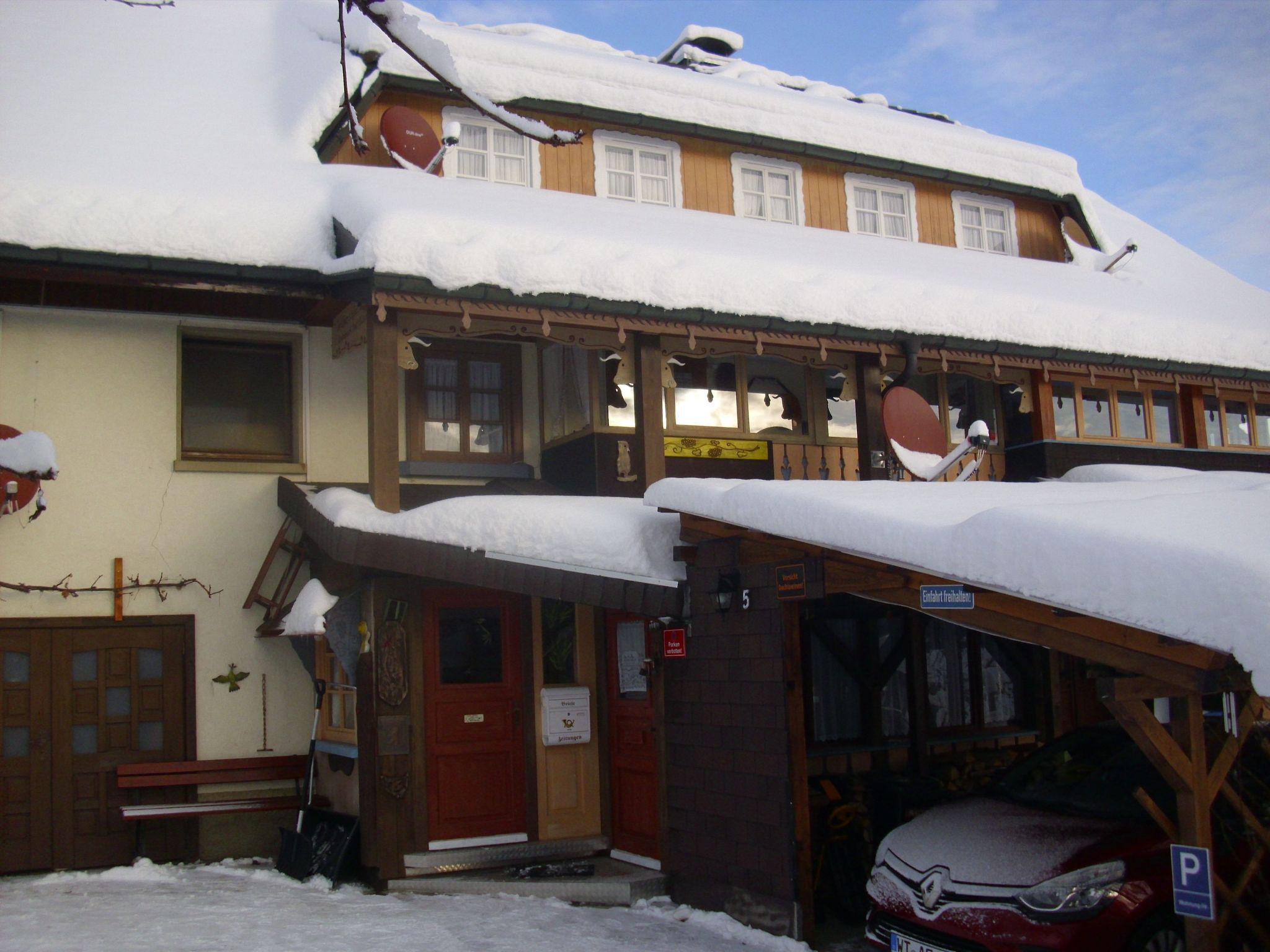 Holiday flat 1OG approx. 55sqm with conservatory facing east-south approx. 25sqm with seating, table football, swing, 1 bedroom with double bed, 1 bedroom with two single beds, kitchen with electric c..