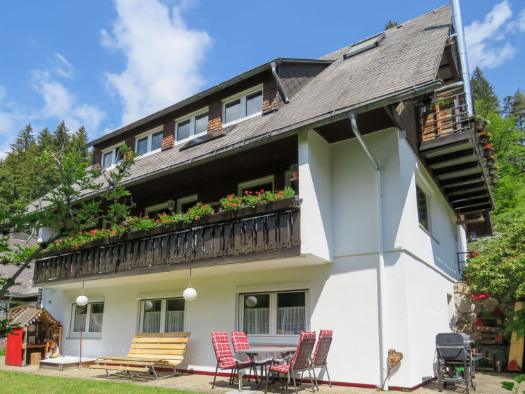 "Haus Ganter", appartement 3-kamers 60 m2, op de begane grond. Gezellig ingericht: woonkamer met eethoek, Sat-TV en radio. 2 kamers, elke kamer heeft 1 2-pers bed. Kleine keuken (oven, 4 keramische gl..