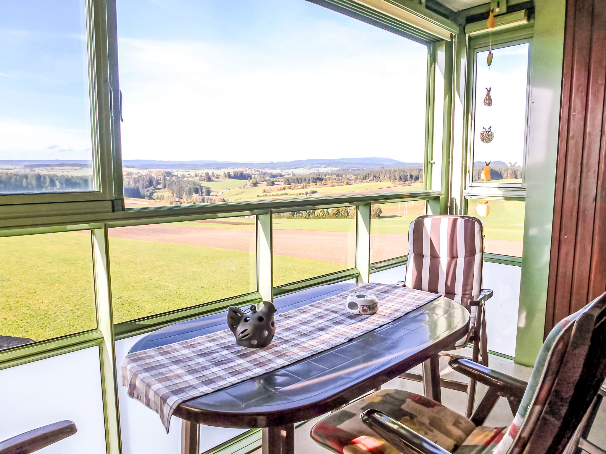 "F 118", 2-Zimmer-Wohnung 54 m2 im 5. Stock. Einfach und gemütlich eingerichtet: Wohn-/Esszimmer mit Sat-TV (Flachbildschirm), Radio. Schlafnische mit Vorhang mit 2 Betten (90 cm, Länge 200 cm). 1 Z..