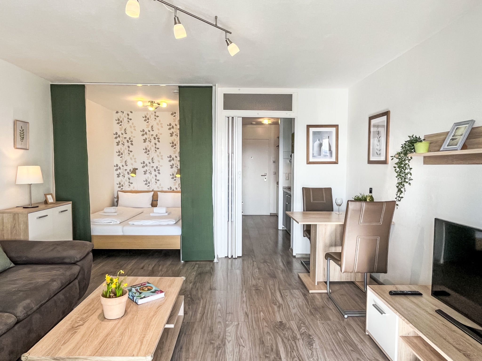 "Wald und Wiese (B 94)", appartement 1-kamer 39 m2 op de 2e verdieping. Modern en smaakvol ingericht: woon-/eetkamer met 1 divanbed (140 cm, lengte 200 cm), Sat-TV (Flatscreen TV), radio. Slaapnis met..