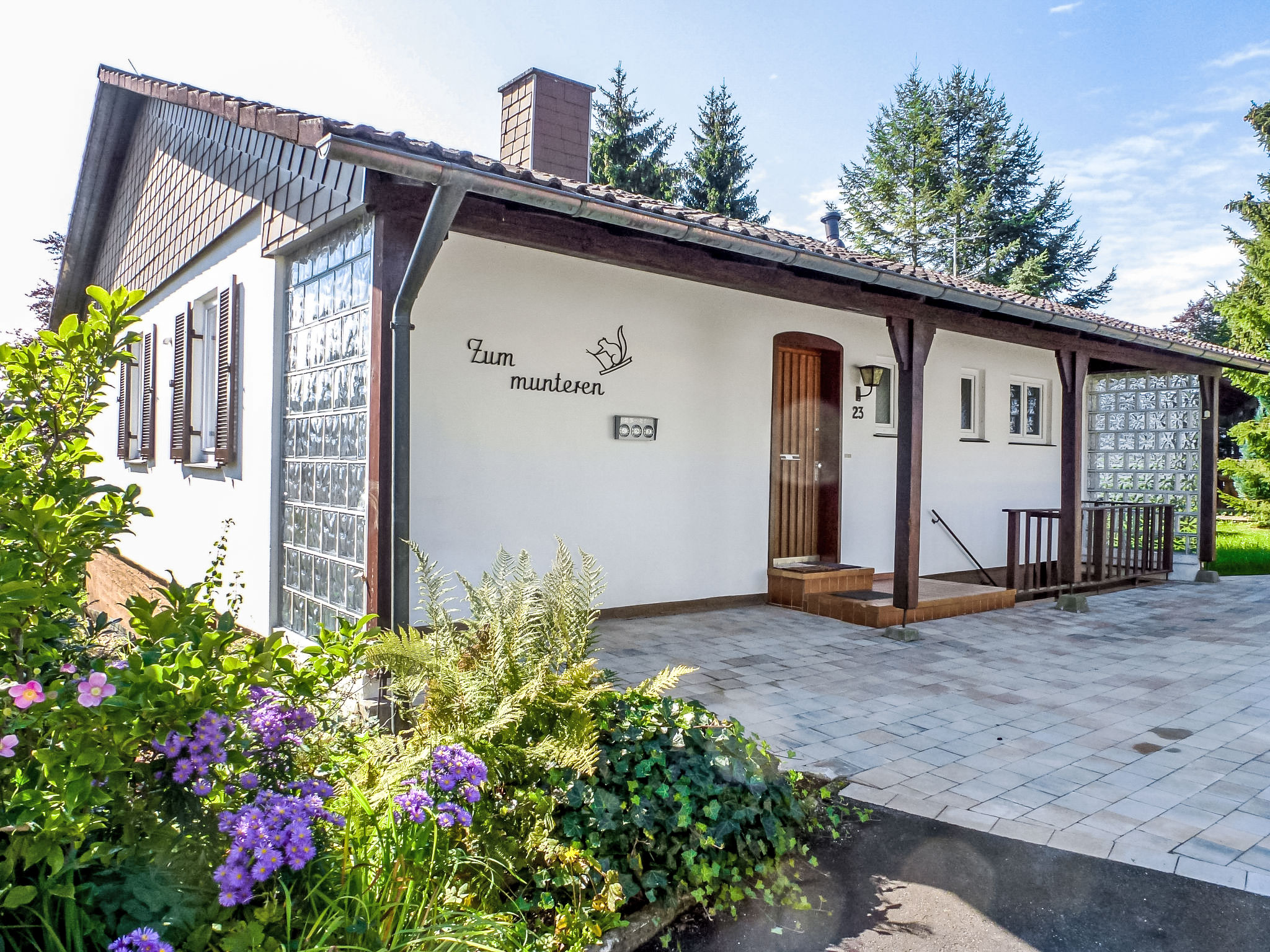 Huis 4-kamers 78 m2. Comfortabel en gezellig ingericht: woon-/eetkamer met Sat-TV (Flatscreen TV), radio. Uitgang naar het terras. 1 kamer met 1 2-pers bed (2 x 90 cm, lengte 200 cm), wastafel. 1 kame..