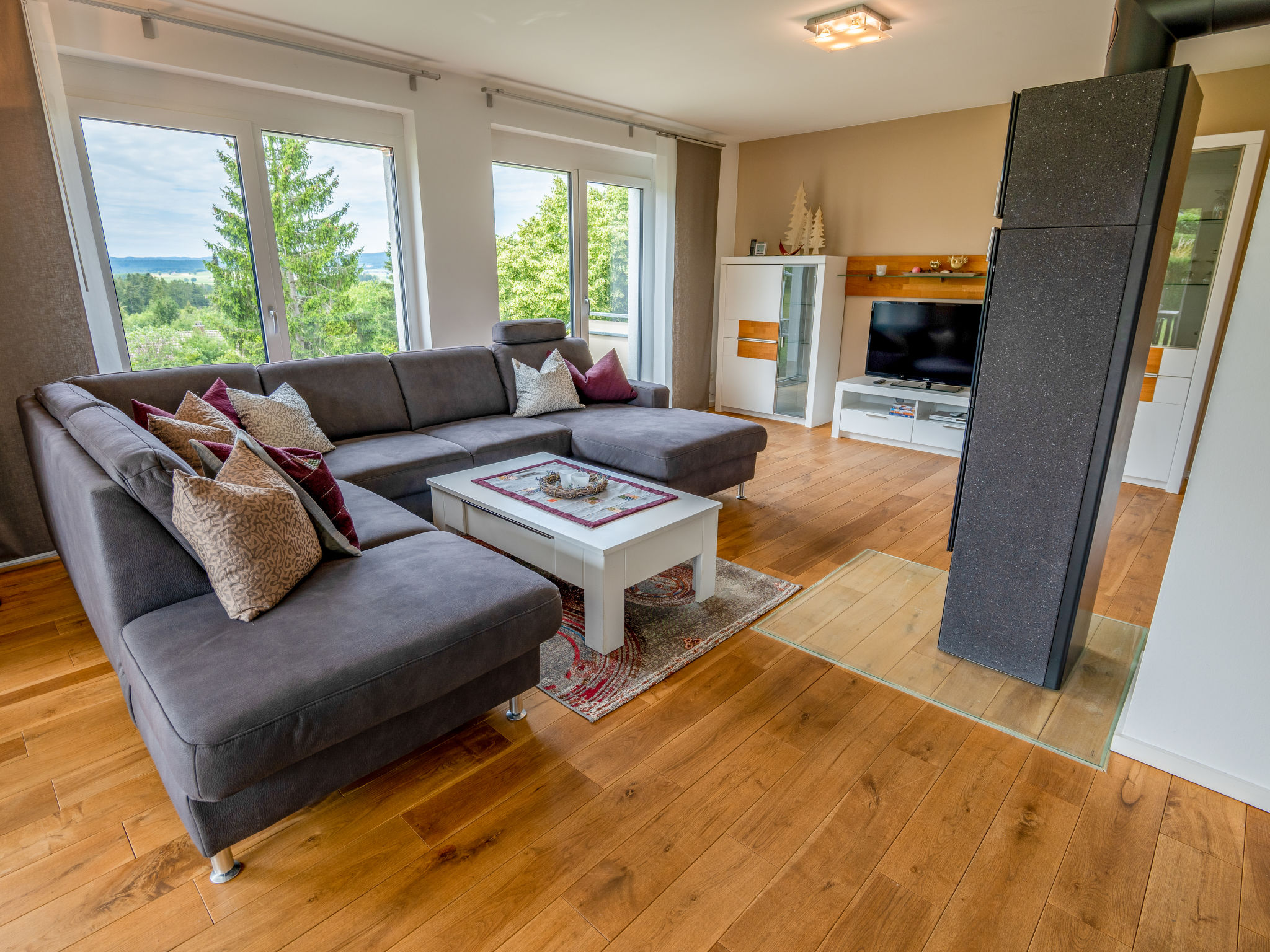 "Ambiente", huis 4-kamers 110 m2 op 2 verdiepingen. Licht, modern en smaakvol ingericht: groot woon-/eetkamer met panoramavenster met zwedenkachel en Sat-TV (Flatscreen TV), radio, CD-speler en DVD. U..