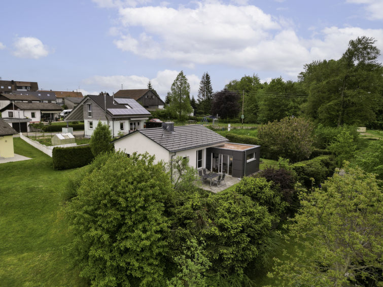 Huis 4-kamers 61 m2. Smaakvol en gezellig ingericht: woonkamer met Sat-TV (Flatscreen TV), radio en DVD. Uitgang naar de tuin, naar het terras. Groot eetkamer. Uitgang naar het terras. 1 kamer met 2 b..