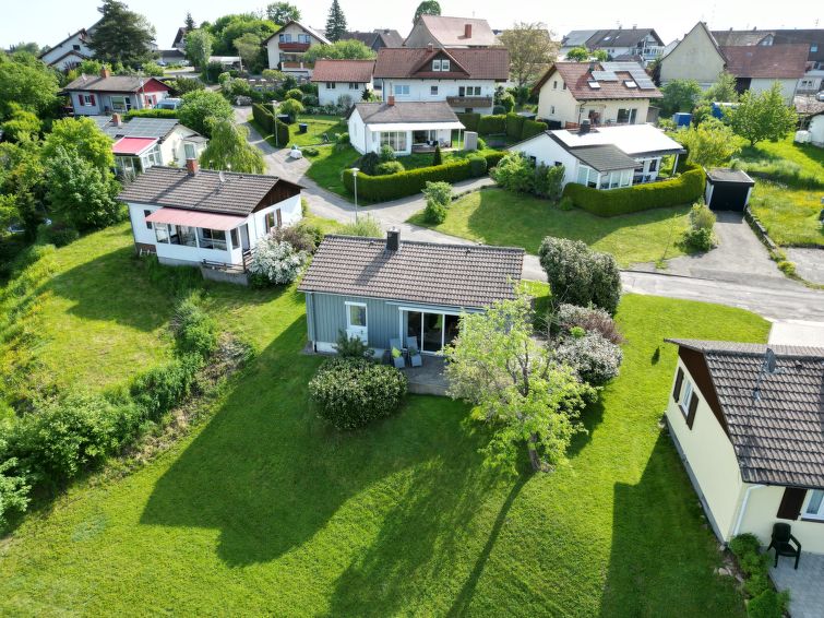 Huis 3-kamers 50 m2. Mooi en gezellig ingericht: woon-/eetkamer met Sat-TV (Flatscreen TV). Uitgang naar de tuin, naar het terras. 1 kamer met 1 2-pers bed (2 x 90 cm, lengte 200 cm). 1 kamer met 2 be..