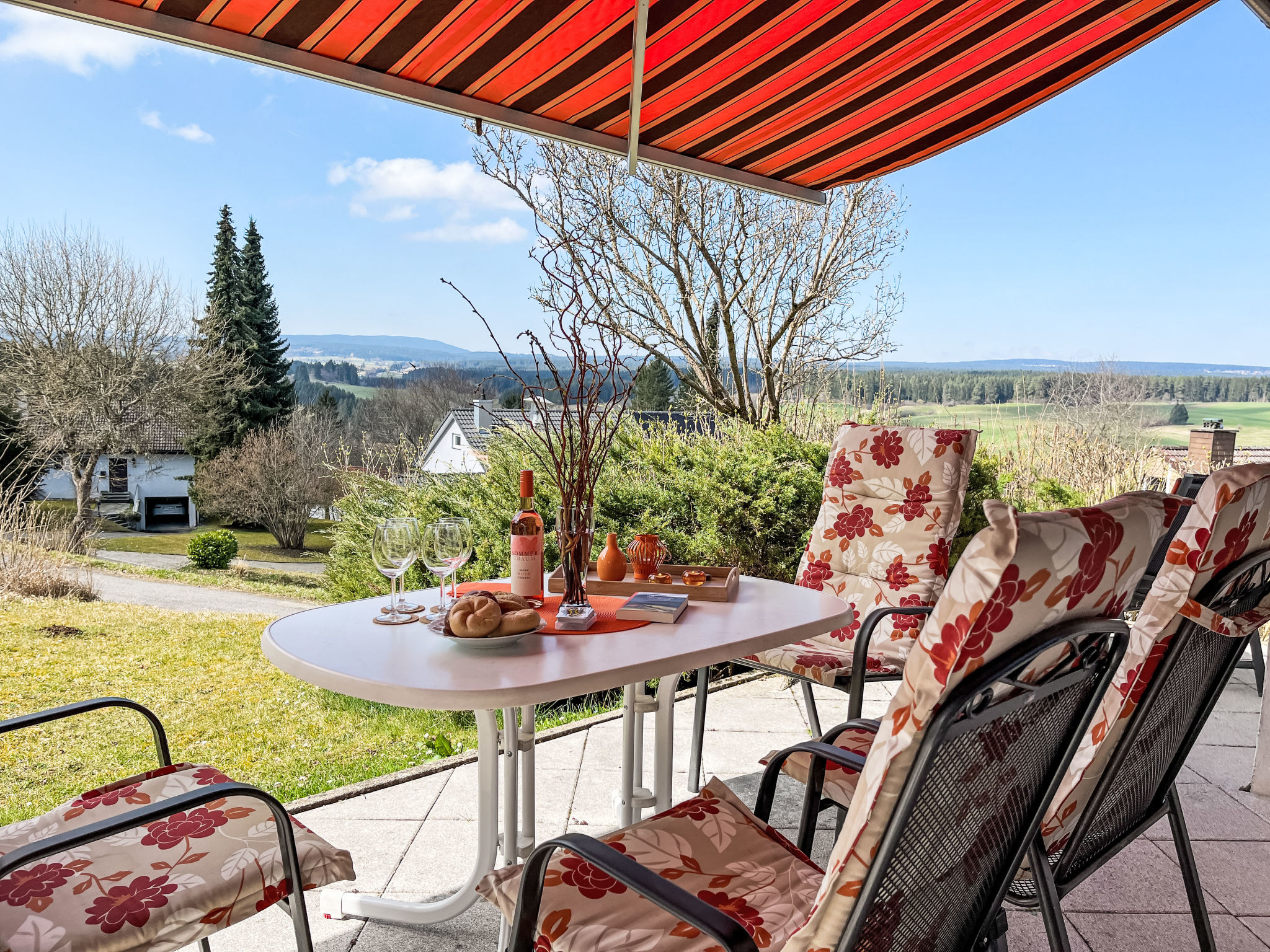 Huis 3-kamers 47 m2. Mooi en gezellig ingericht: woon-/eetkamer met Sat-TV (Flatscreen TV), radio, CD-speler en DVD. Uitgang naar de tuin, naar het terras. 1 kamer met 1 2-pers bed (2 x 90 cm, lengte ..