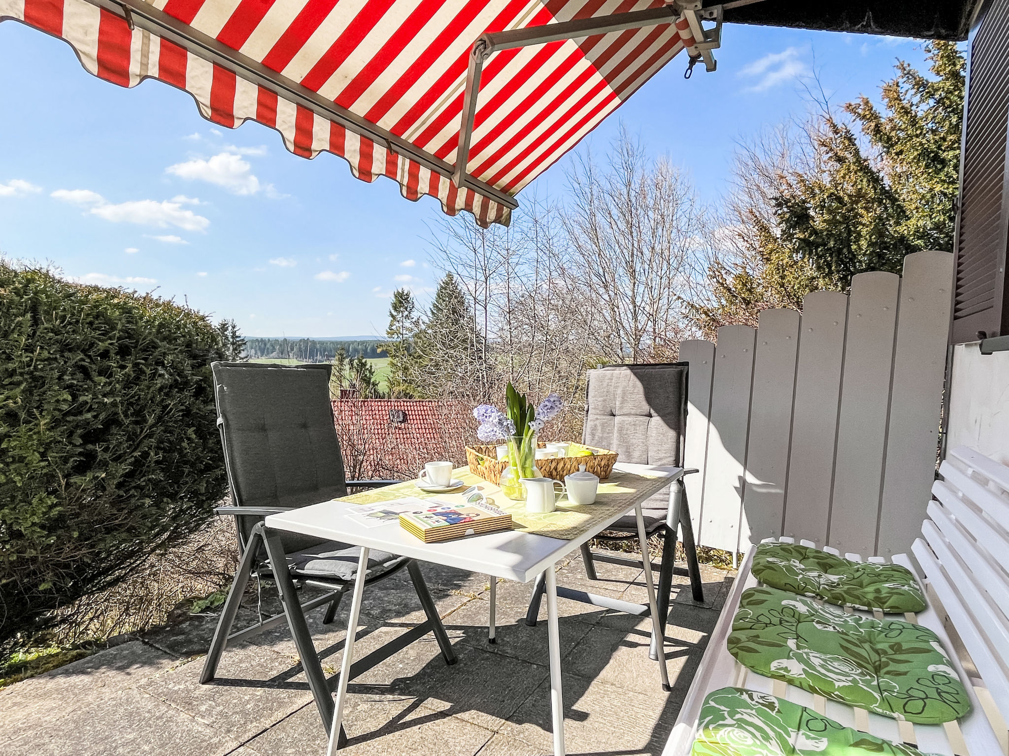 Huis 3-kamers 81 m2. Stijlvol en gezellig ingericht: woon-/eetkamer met Sat-TV (Flatscreen TV), radio en DVD. Uitgang naar de tuin, naar het terras. 1 kamer met 1 2-pers bed (2 x 90 cm, lengte 200 cm)..