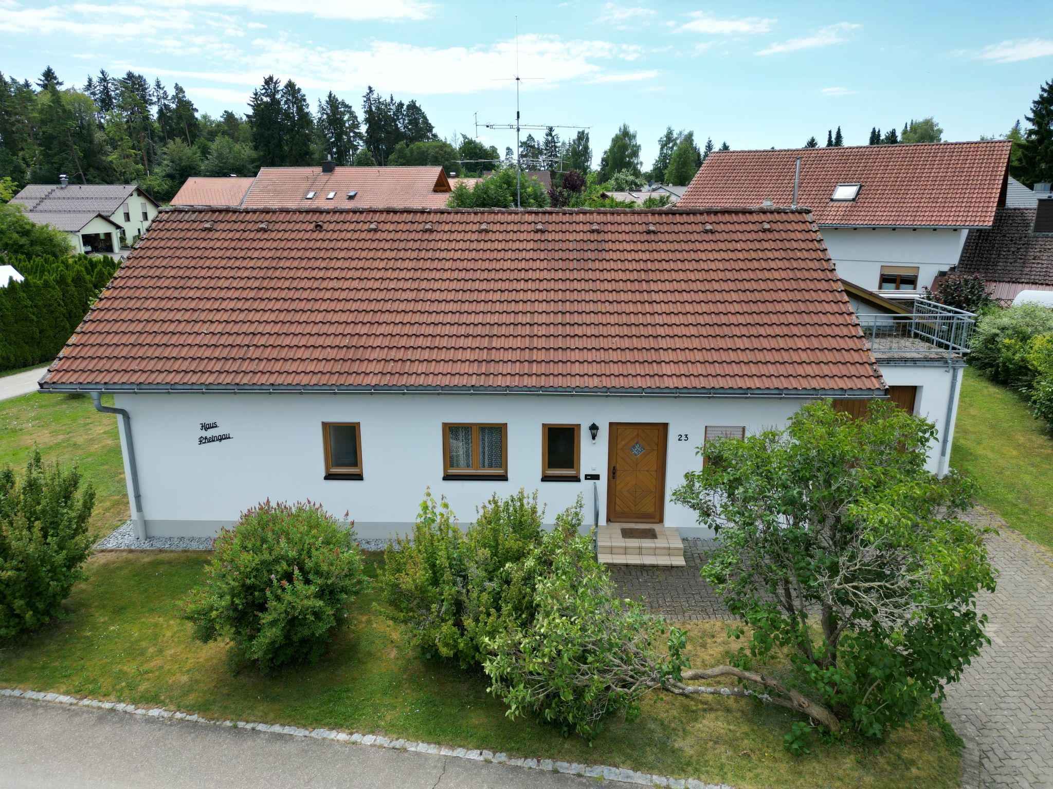 Huis 4-kamers 94 m2. Comfortabel ingericht: woon-/eetkamer met Sat-TV (Flatscreen TV), radio. Uitgang naar de tuin, naar het terras. 1 kamer met 1 bed (90 cm, lengte 200 cm). 1 kamer met 2 bedden (90 ..