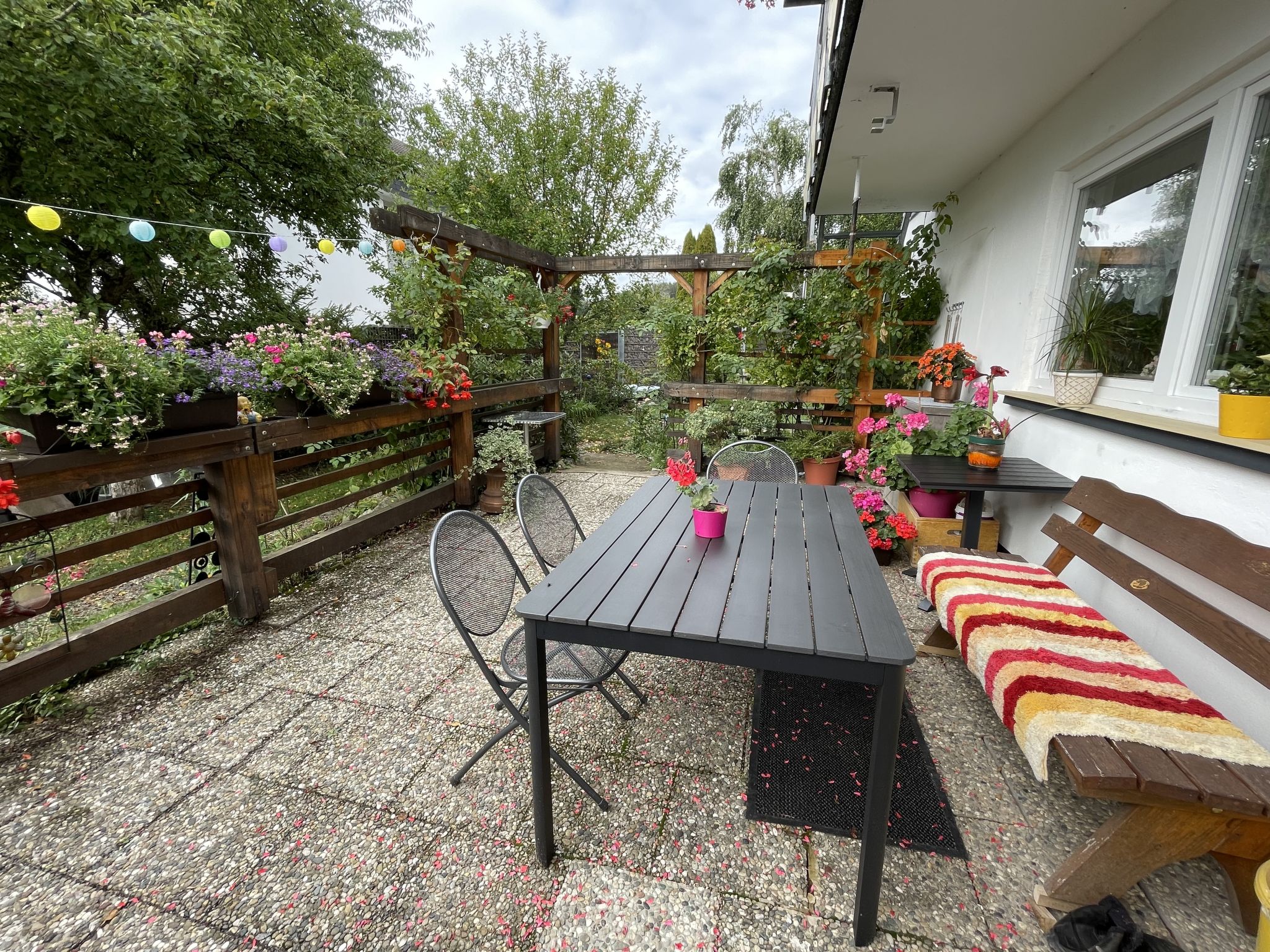 "Spatzenparadies", 2-Zimmer-Wohnung 77 m2, im Erdgeschoss. Geräumig und hell, geschmackvoll und gemütlich eingerichtet: Wohn-/Esszimmer mit Schwedenofen, Esstisch und Sat-TV (Flachbildschirm), Radio..