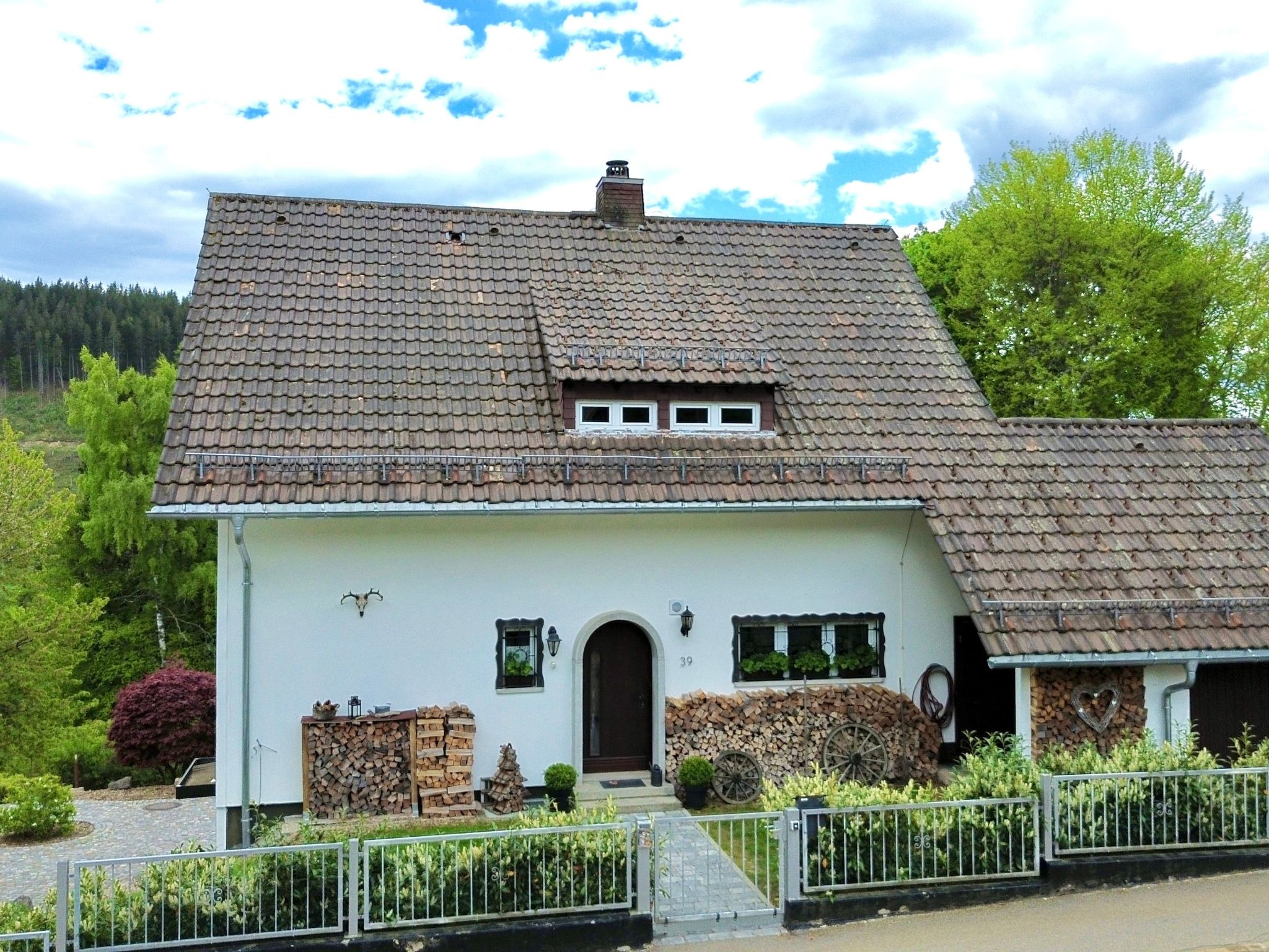 Maximaal 3 huisdieren/honden toegestaan. Welcome to your idyllic retreat in the heart of the Black Forest! Discover our detached holiday home in Falkau, ideal for up to 8 people. Nestled in the calmin..