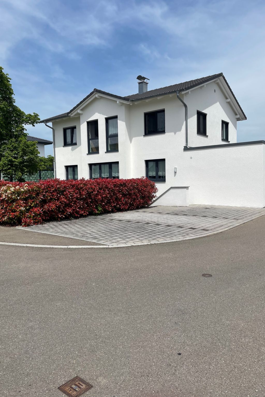 The holiday flat is located in a modern development area near Friedrichshafen (8 km) in the basement of our house. Despite its location in the basement, the flat is bright and friendly and pleasantly ..