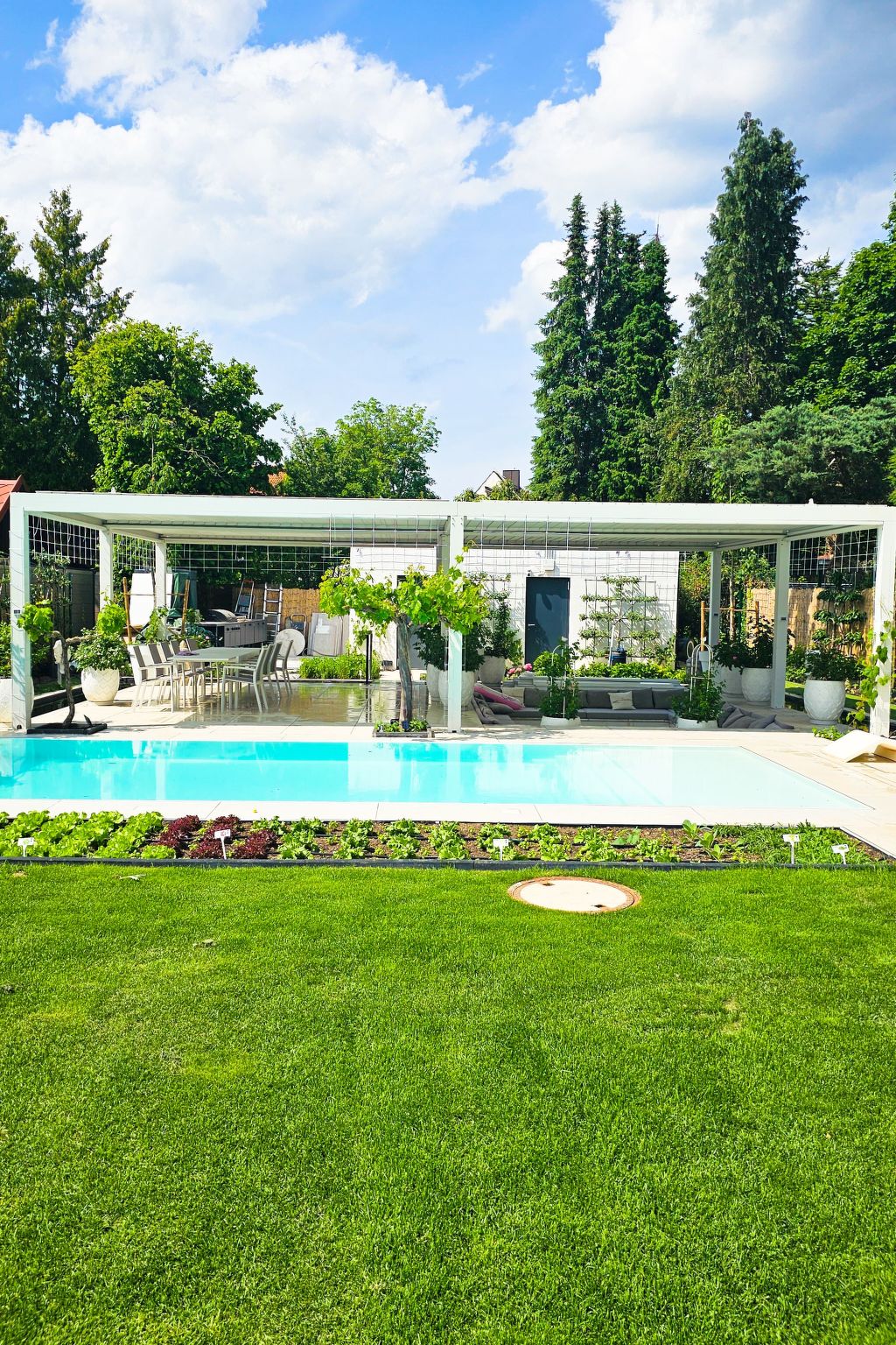 Luxurious large Home, Pool , Garden , Koi Pond