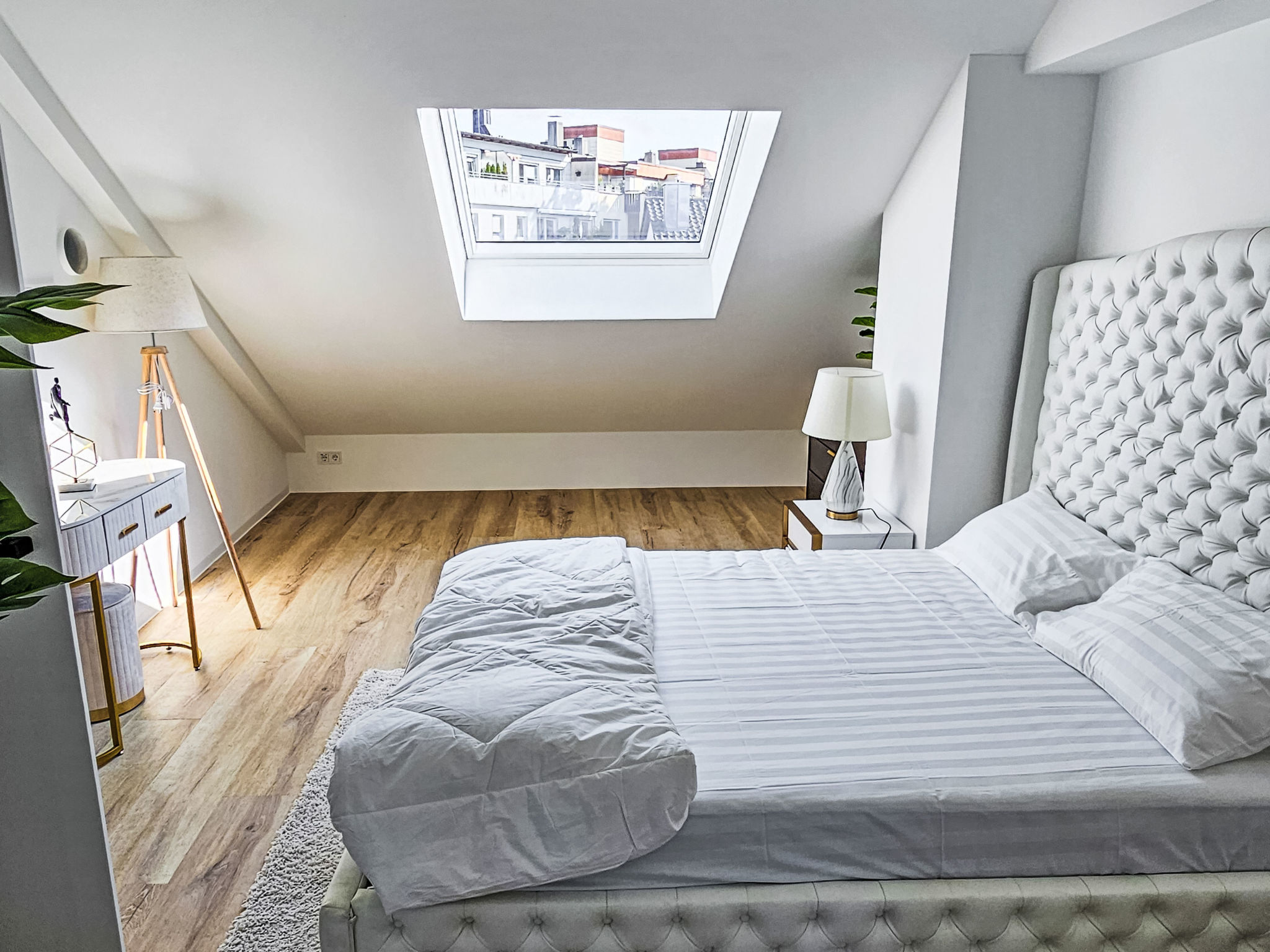 Luxus 80m² Dachgeschoss City Wohnung - Drinnen