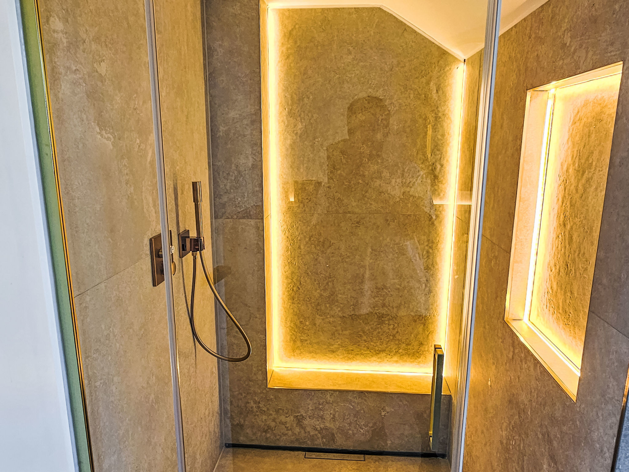 Luxus 80m² Dachgeschoss City Wohnung - Drinnen