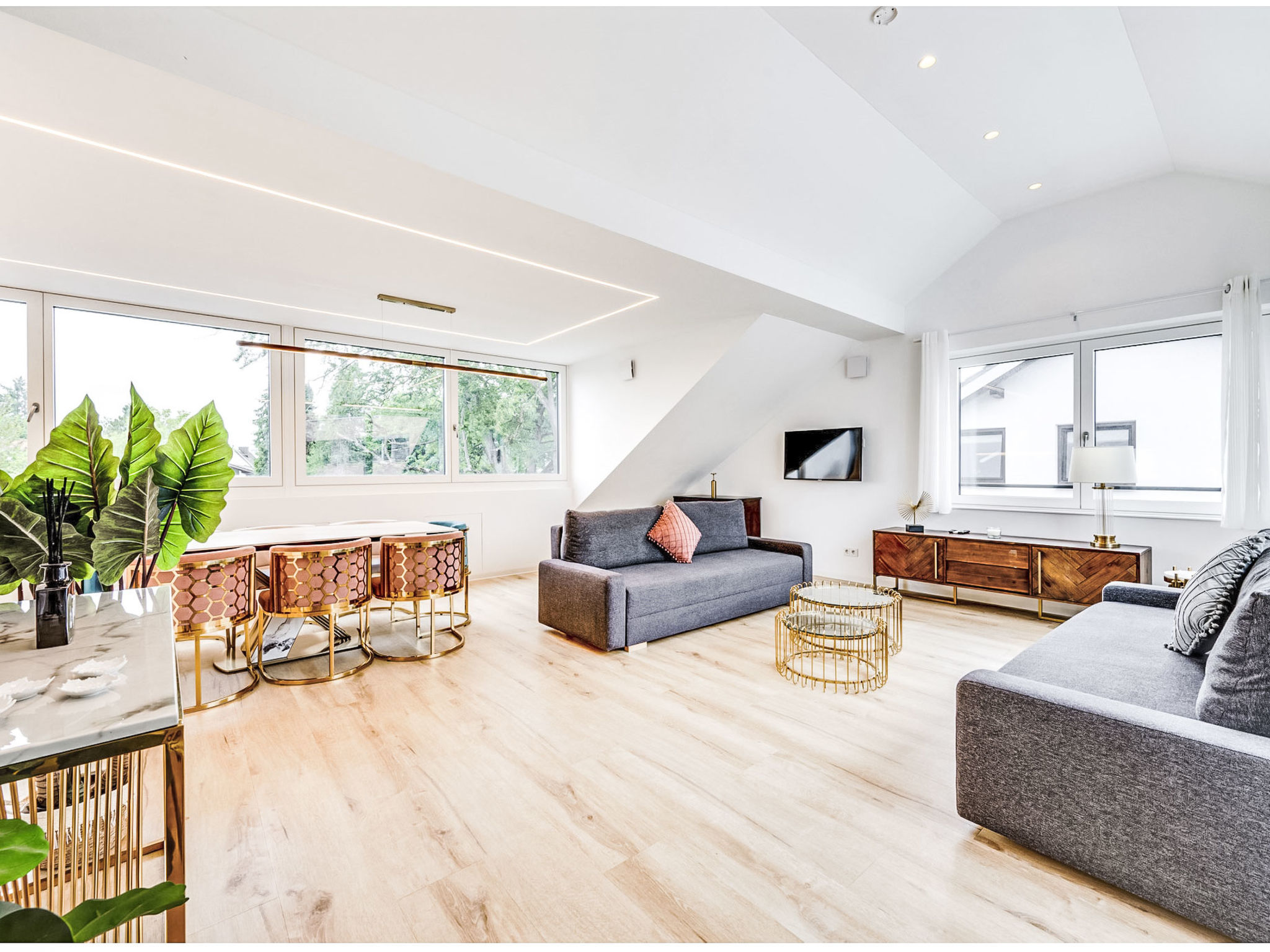 Luxus 80m² Dachgeschoss City Wohnung — Living Room (2 of 14)