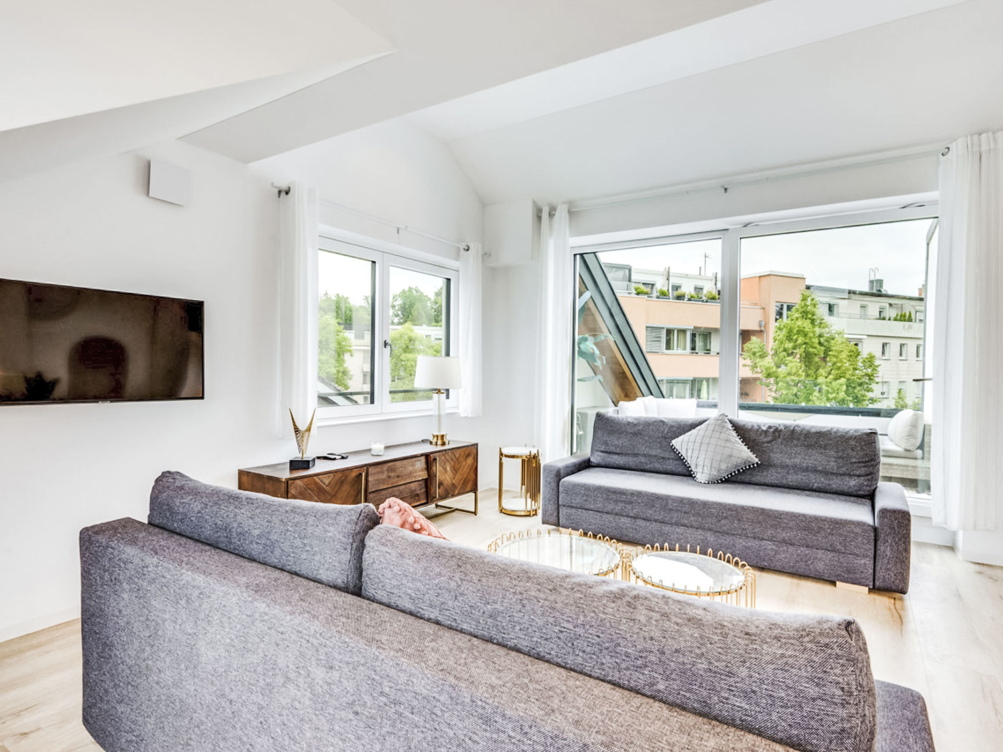 Luxus 80m² Dachgeschoss City Wohnung — Living Room (3 of 14)