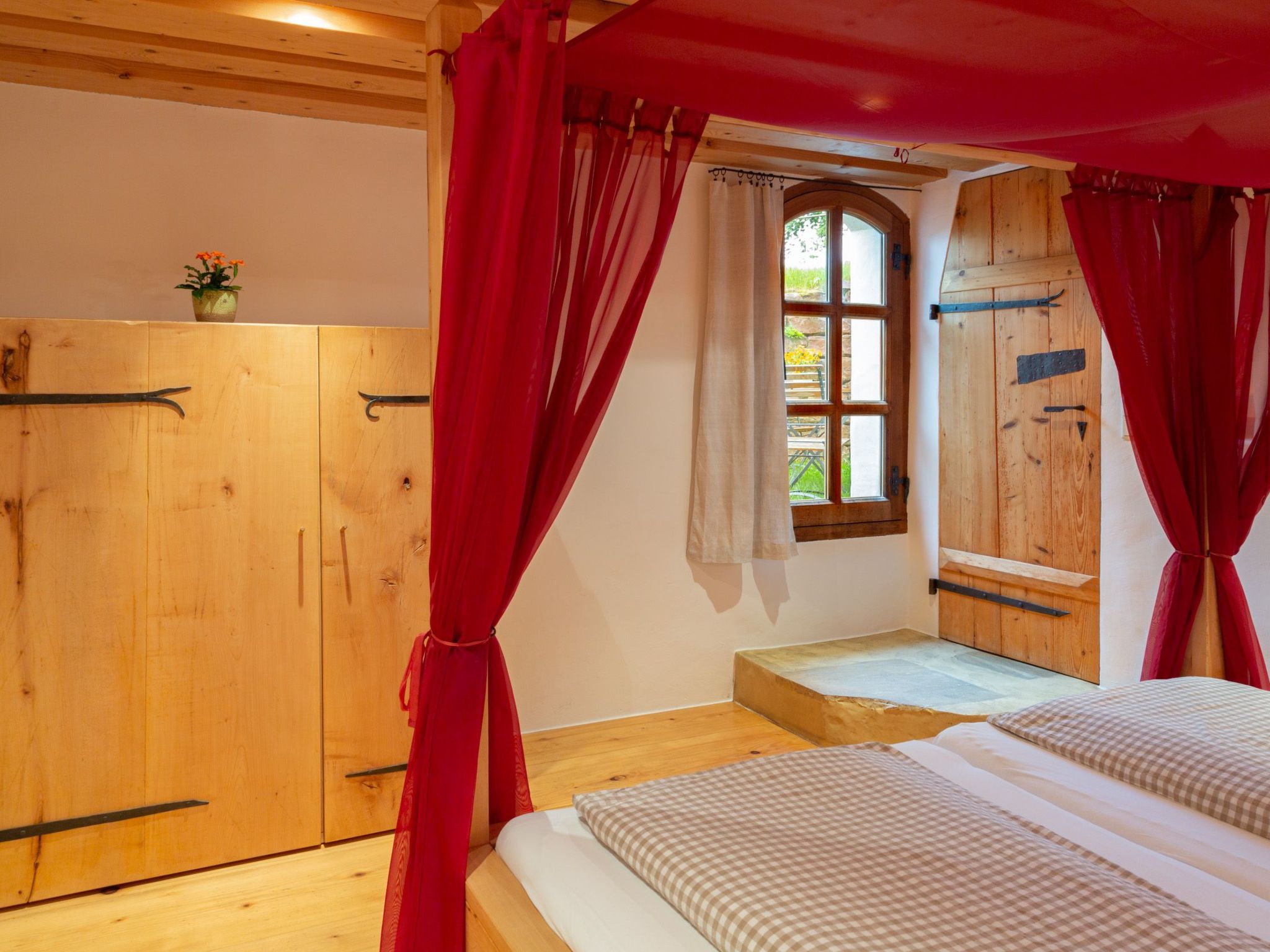 Mit Blick auf das Wasser-Dedans