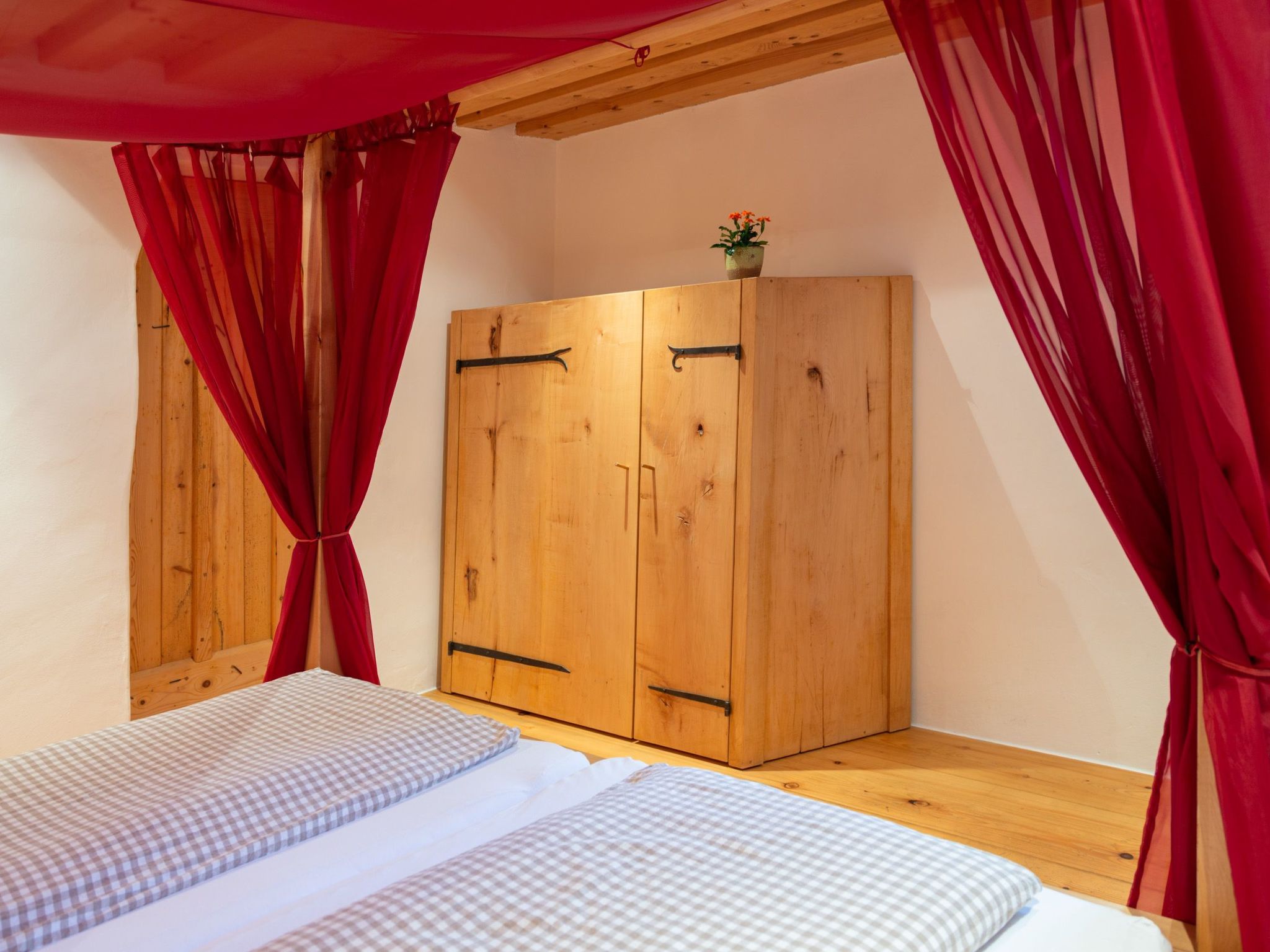 Mit Blick auf das Wasser-Dedans