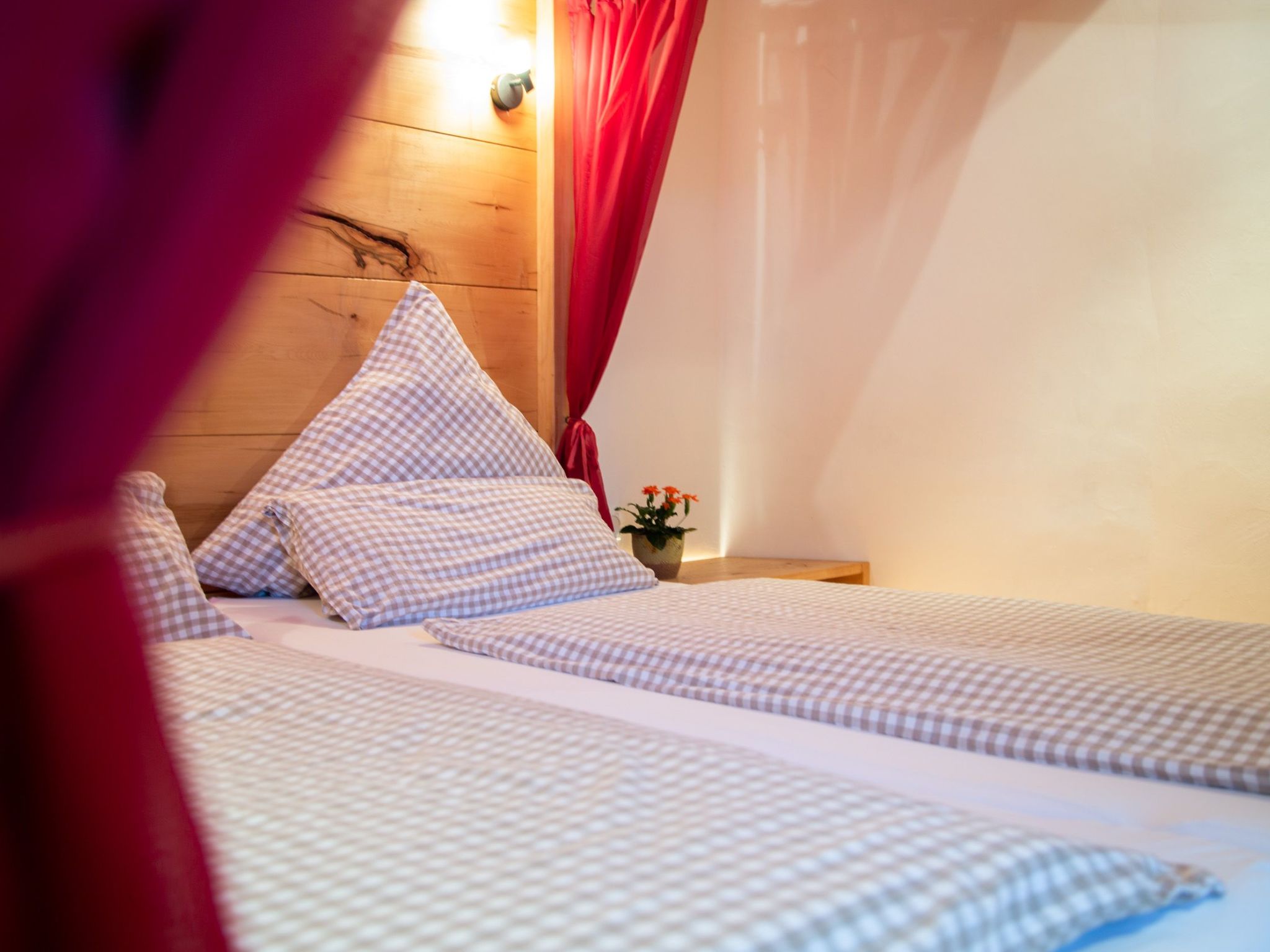 Mit Blick auf das Wasser-Dedans