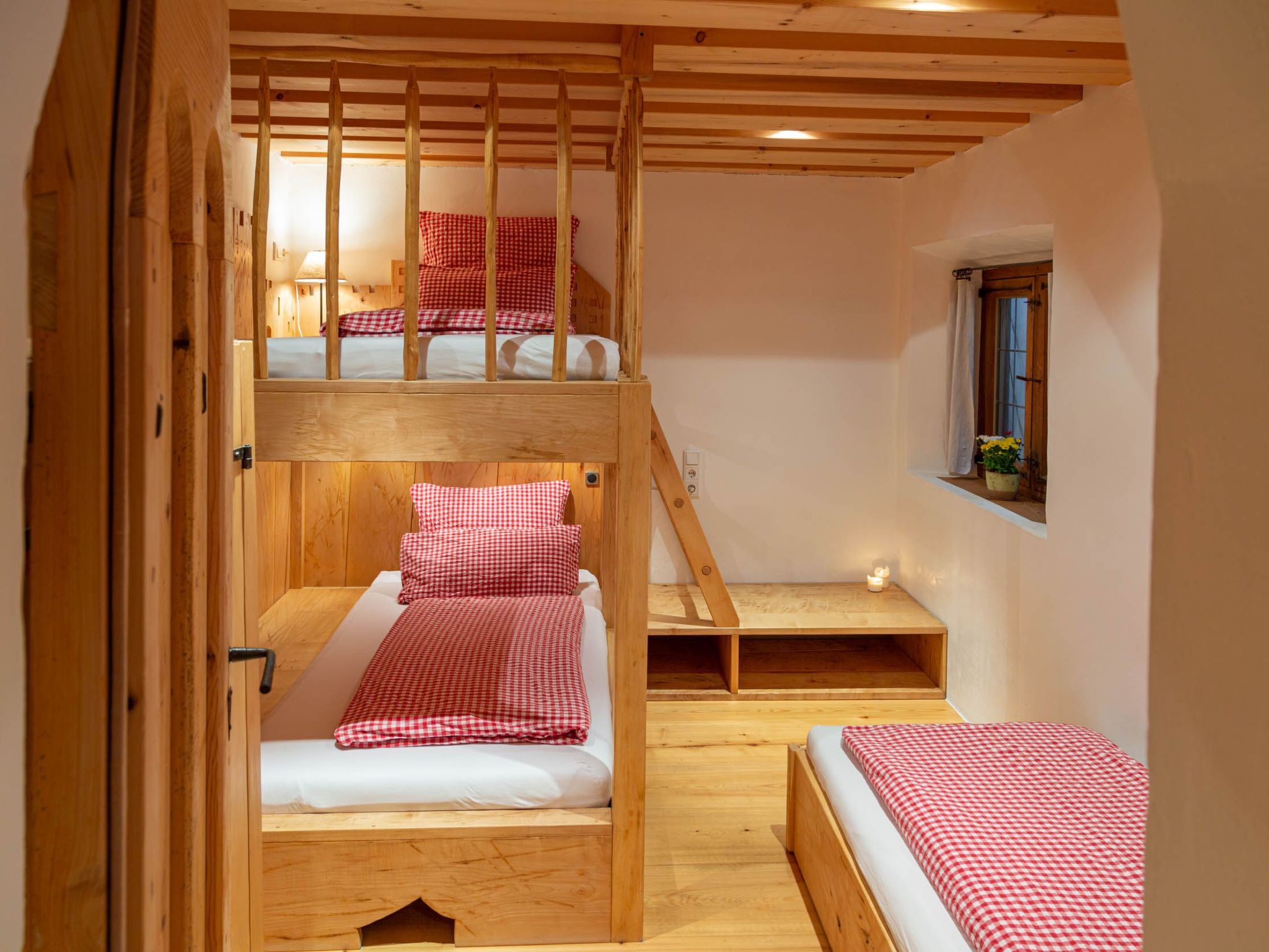 Mit Blick auf das Wasser-Dedans