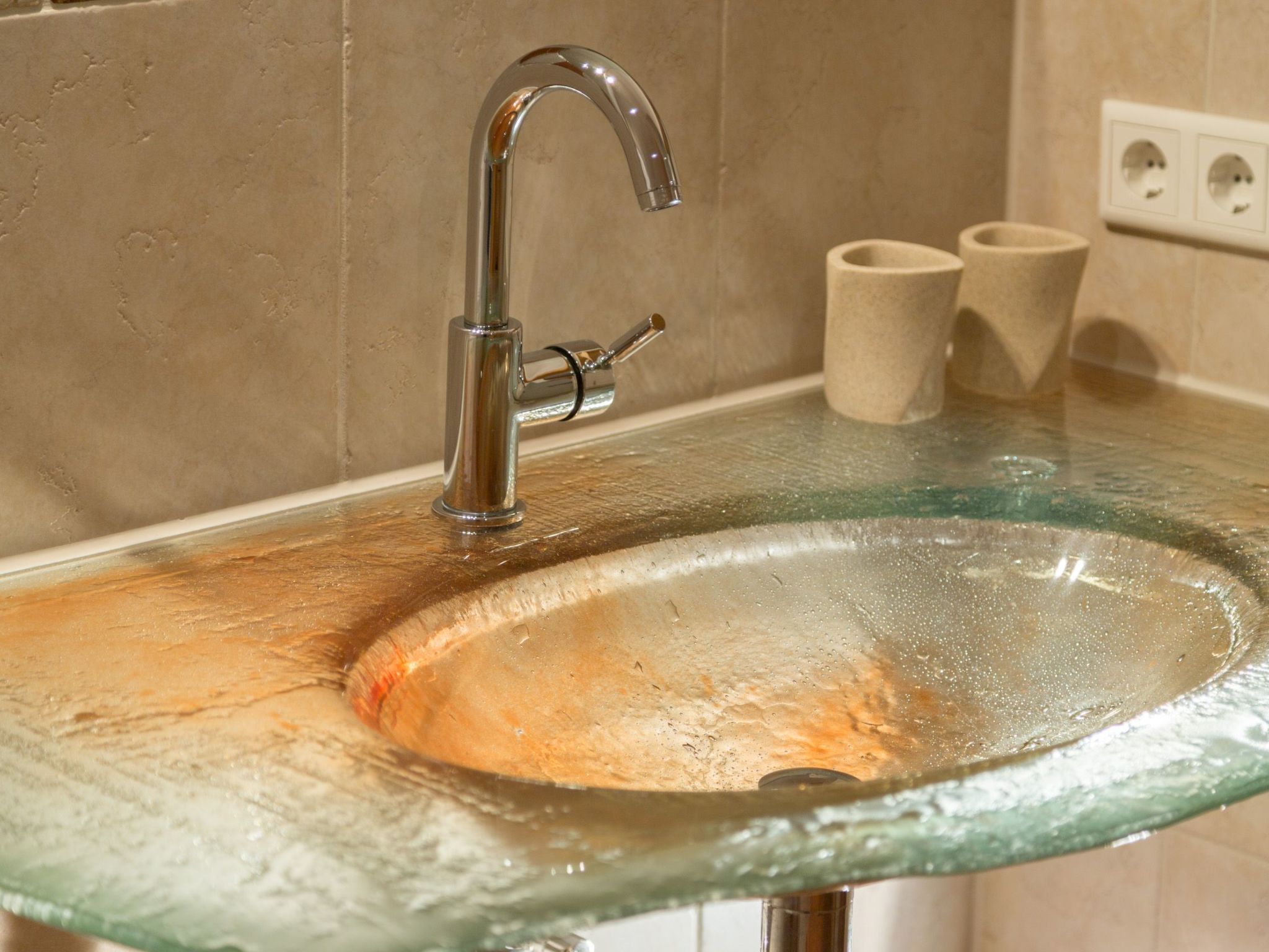 Mit Blick auf das Wasser-Dedans