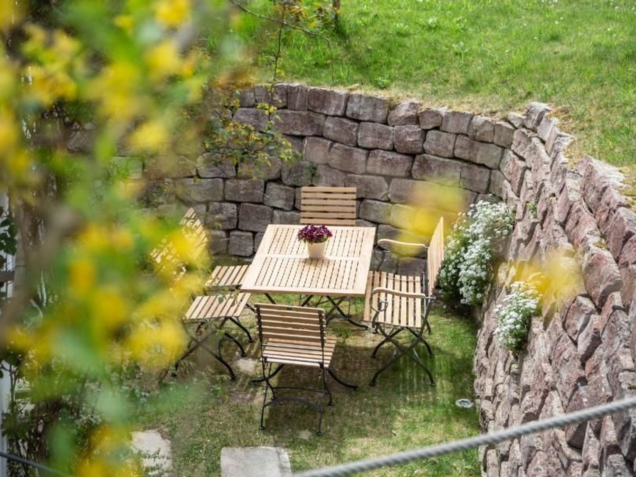 Mit Blick auf das Wasser-Dehors