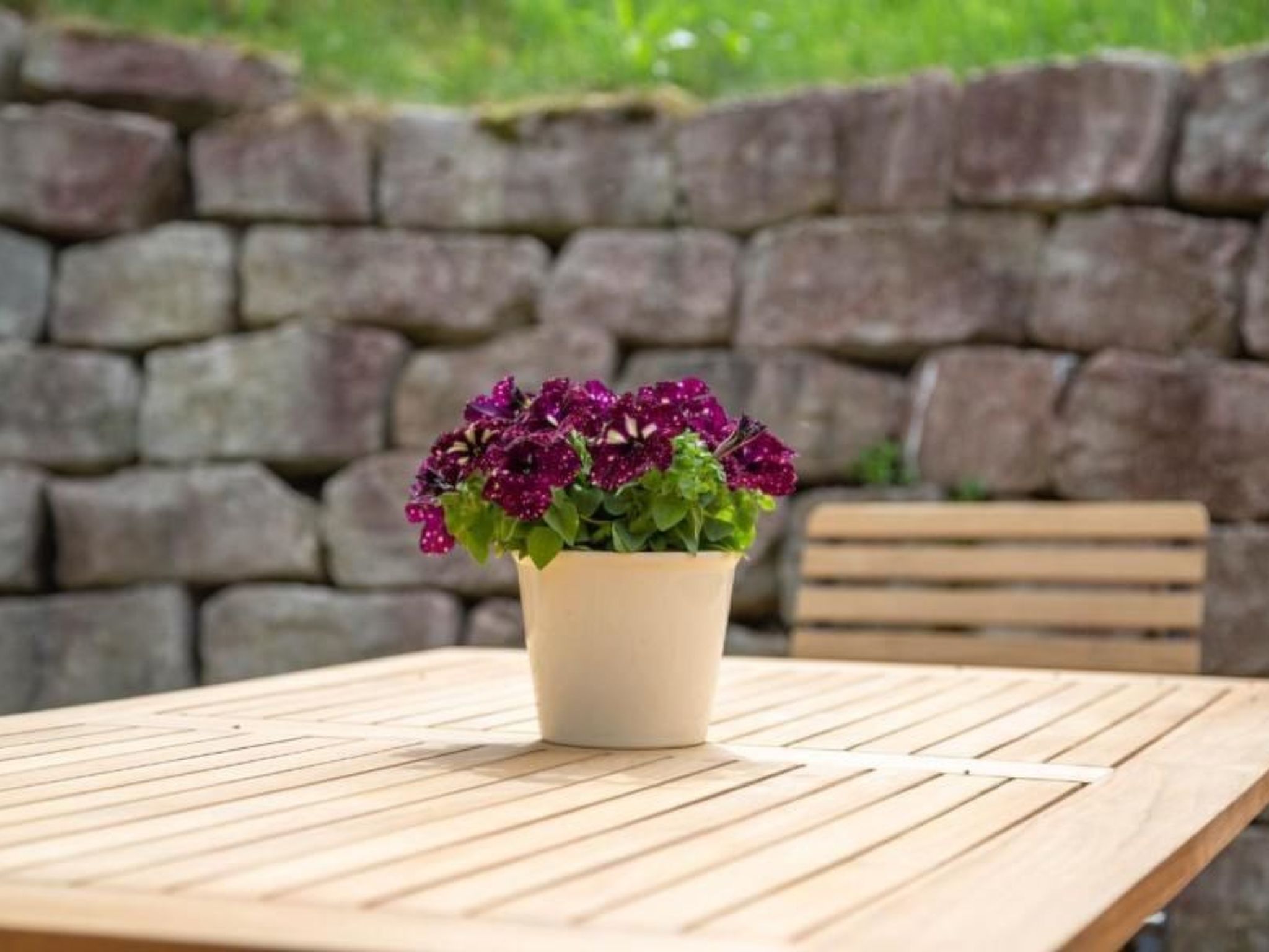 Mit Blick auf das Wasser-Dehors