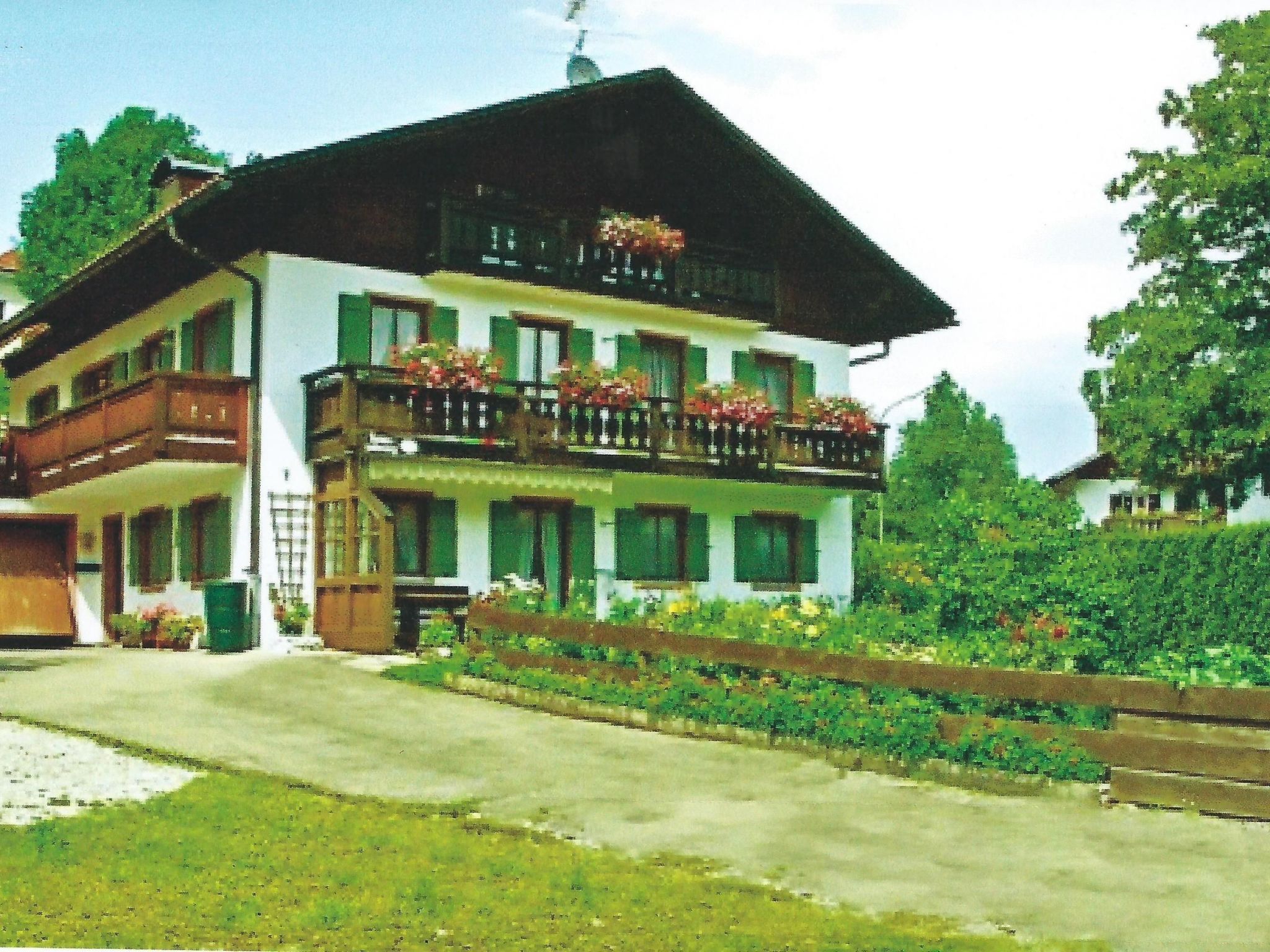 Het huis met de gezellig en rustiek ingerichte woning ligt aan de rand van Bad Bayersoien.

Op het balkon bevinden zich twee stoelen en een tafel. Er is genoeg plaats en het balkon is overdekt. 

De c..