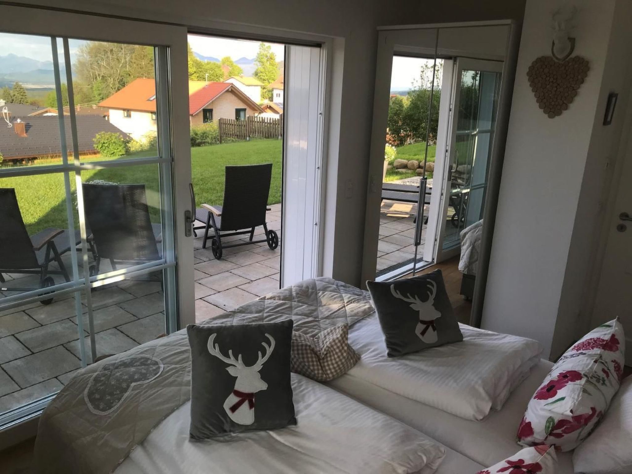 Mit Blick auf das Wasser-Inside