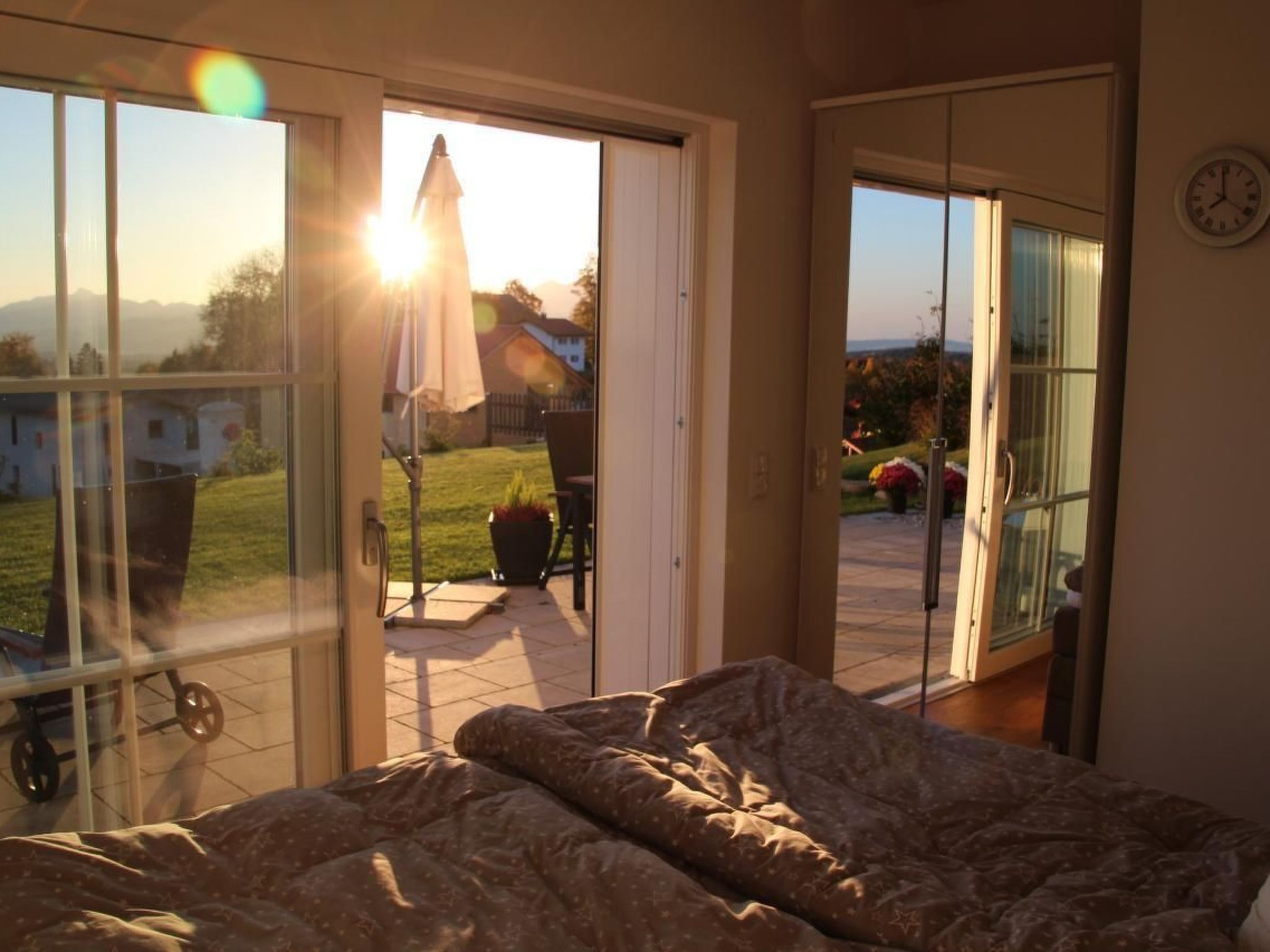 Mit Blick auf das Wasser-Inside