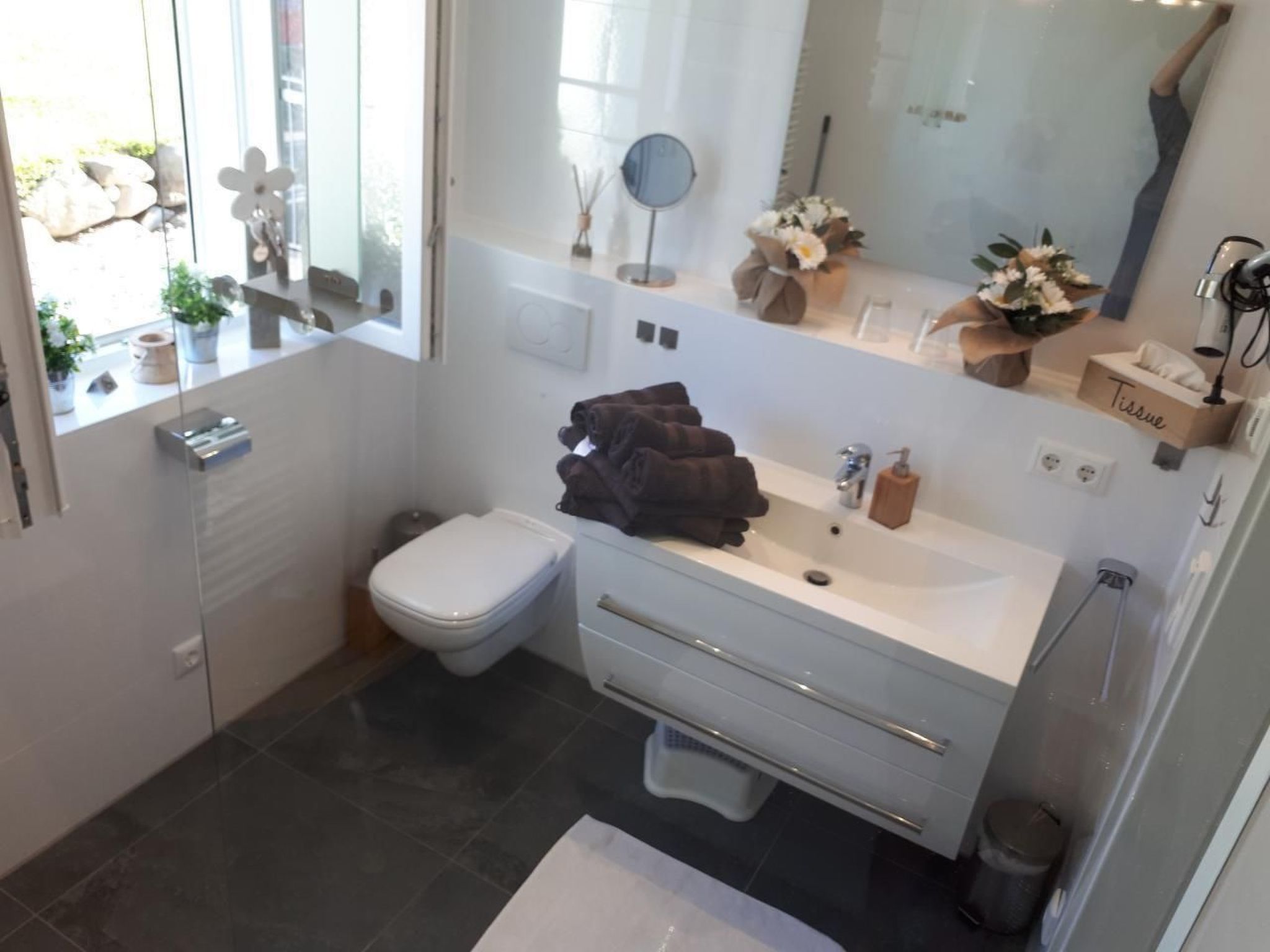 Mit Blick auf das Wasser-Inside