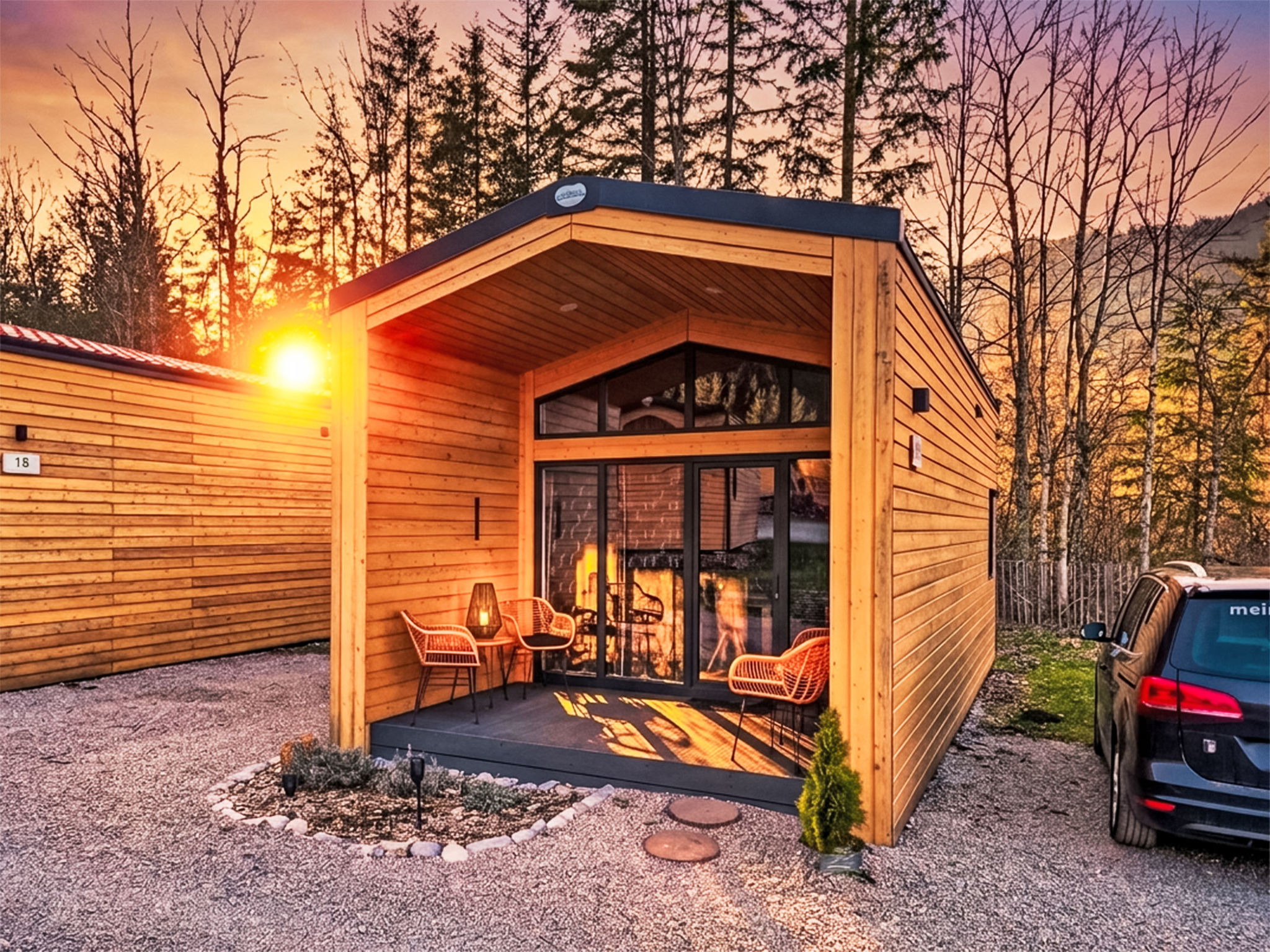 "Tiny Haus Glockenalm-Chalet Wendelstein", 3-kamers mobilhome 33 m2 op 2 verdiepingen. Het objekt is geschikt voor 2 volwassenen + 3 kinderen. Smaakvol en gezellig ingericht: woon-/eetkamer met Sat-TV..