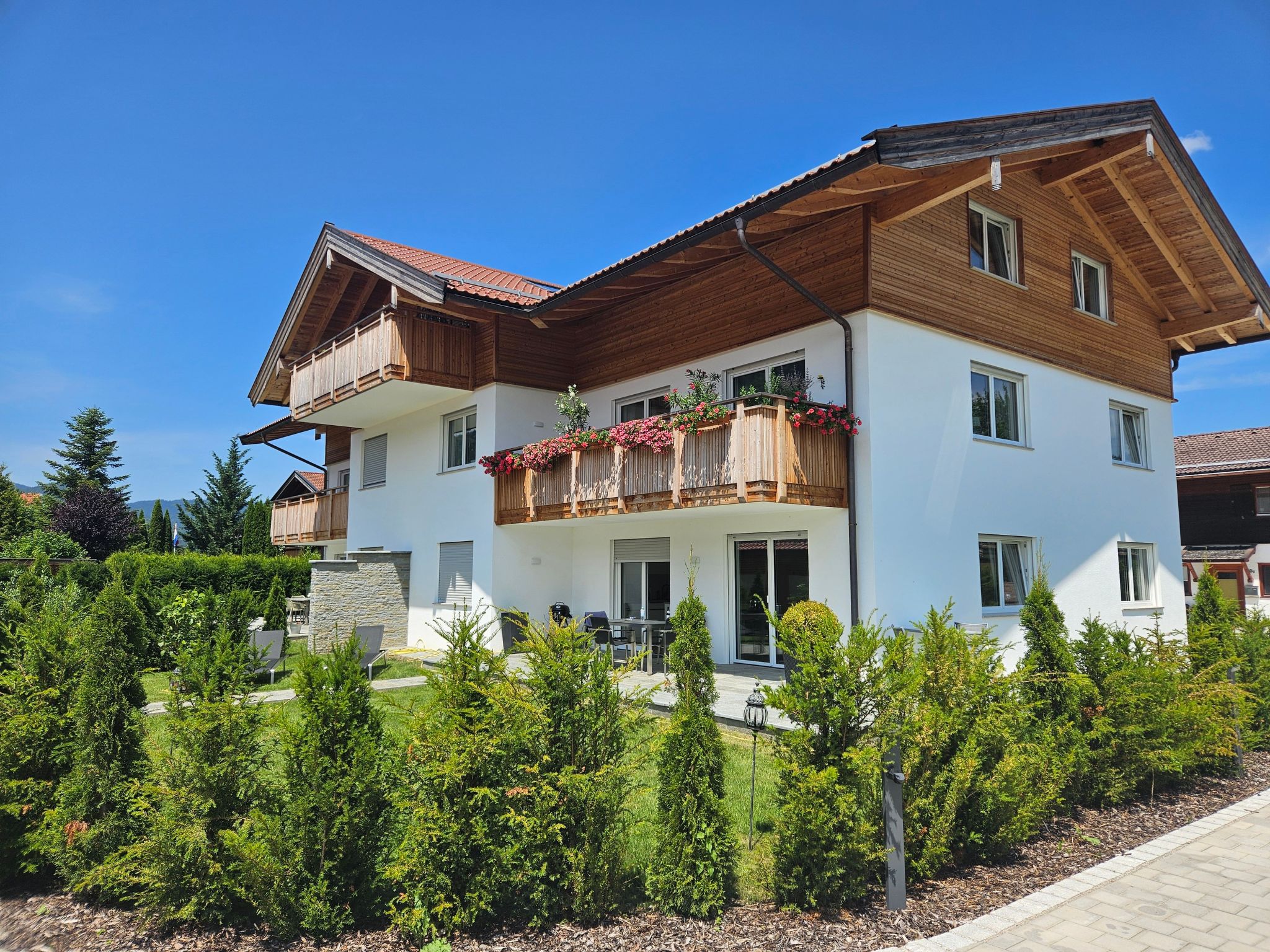 A warm greeting from the "Tegernsee Stern" near Rottach-Egern on Lake Tegernsee!The exclusive 63m² holiday flat is located on the top floor of the newly built modern and alpine-style Landhaus Lisa, w..