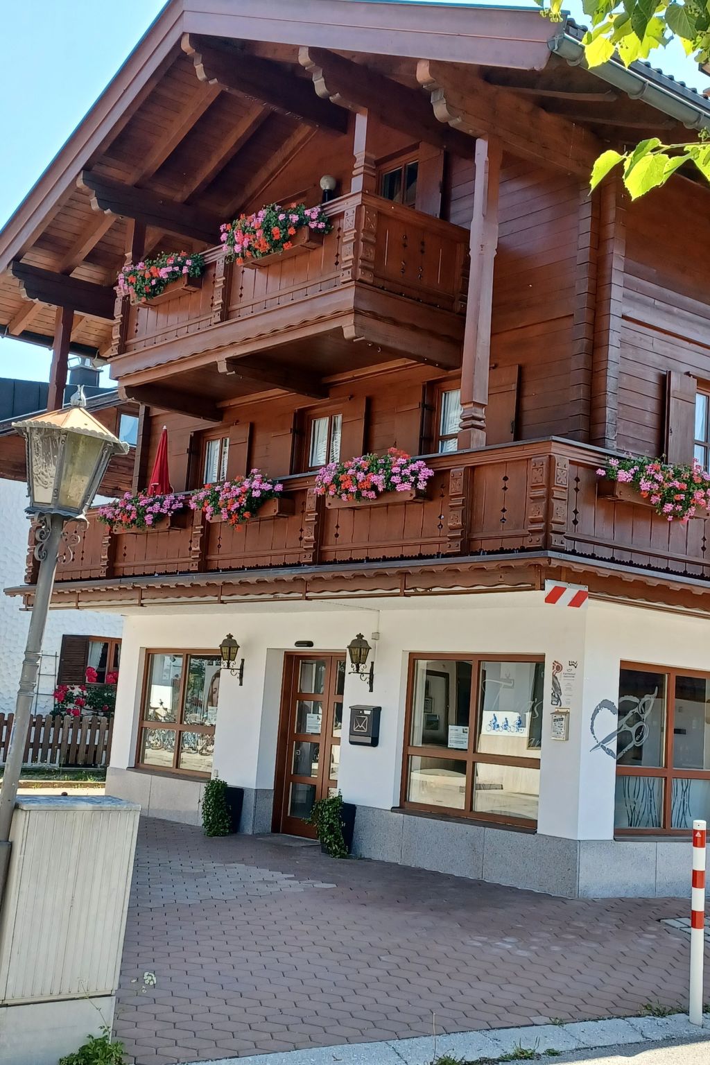 This comfortably furnished holiday apartment is on the first floor of a two-family house right in the centre of Reit im Winkl.The living room and the bedrooms open onto the furnished balcony. There is..