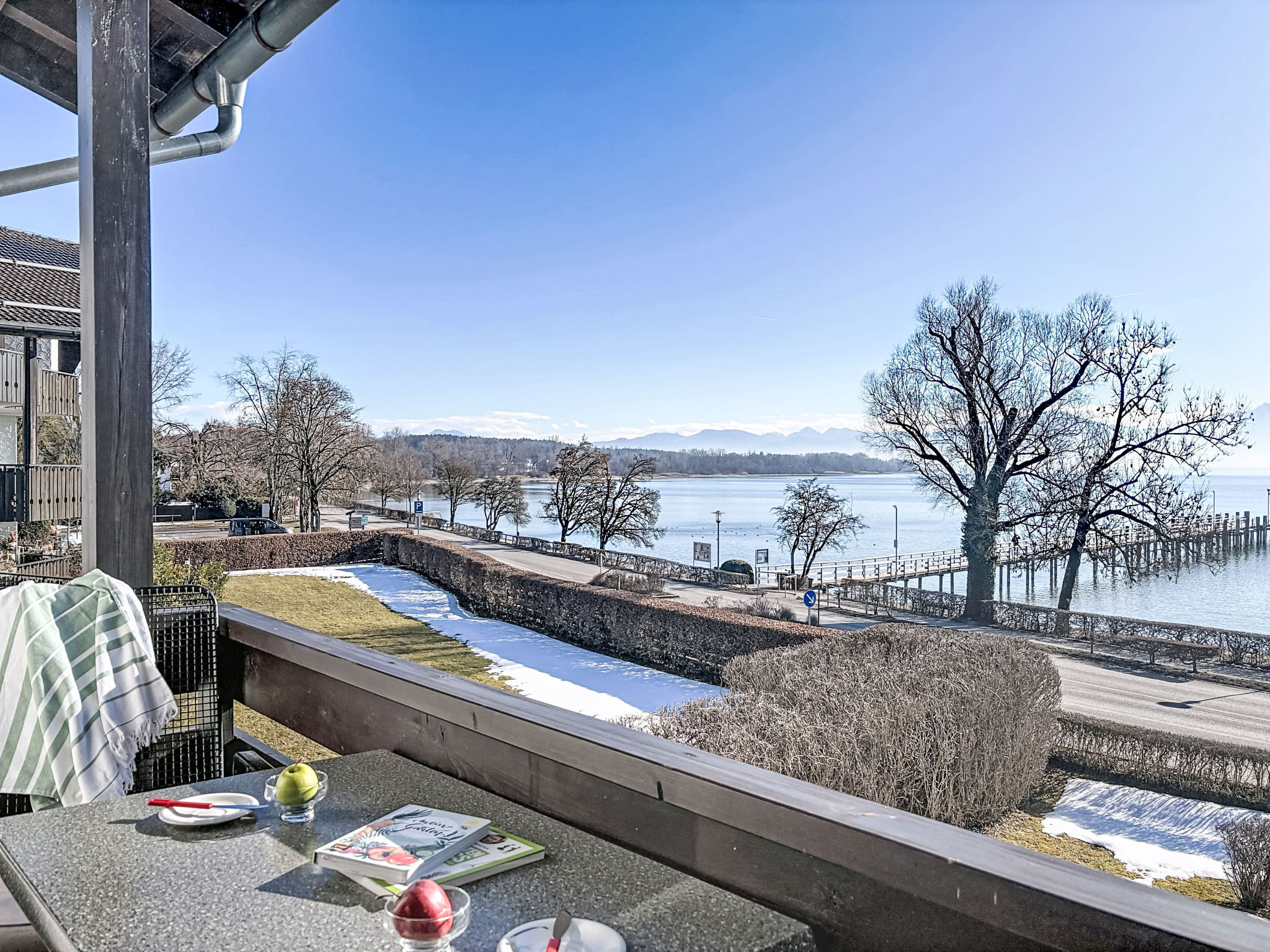 "Alpenseeblick", appartement 1-kamer 56 m2 op de 2e verdieping, op het zuiden gelegen. Ruim en licht, rustiek en gezellig ingericht: groot woon-/slaapkamer met 1 2-pers bed (180 cm, lengte 200 cm), Sa..