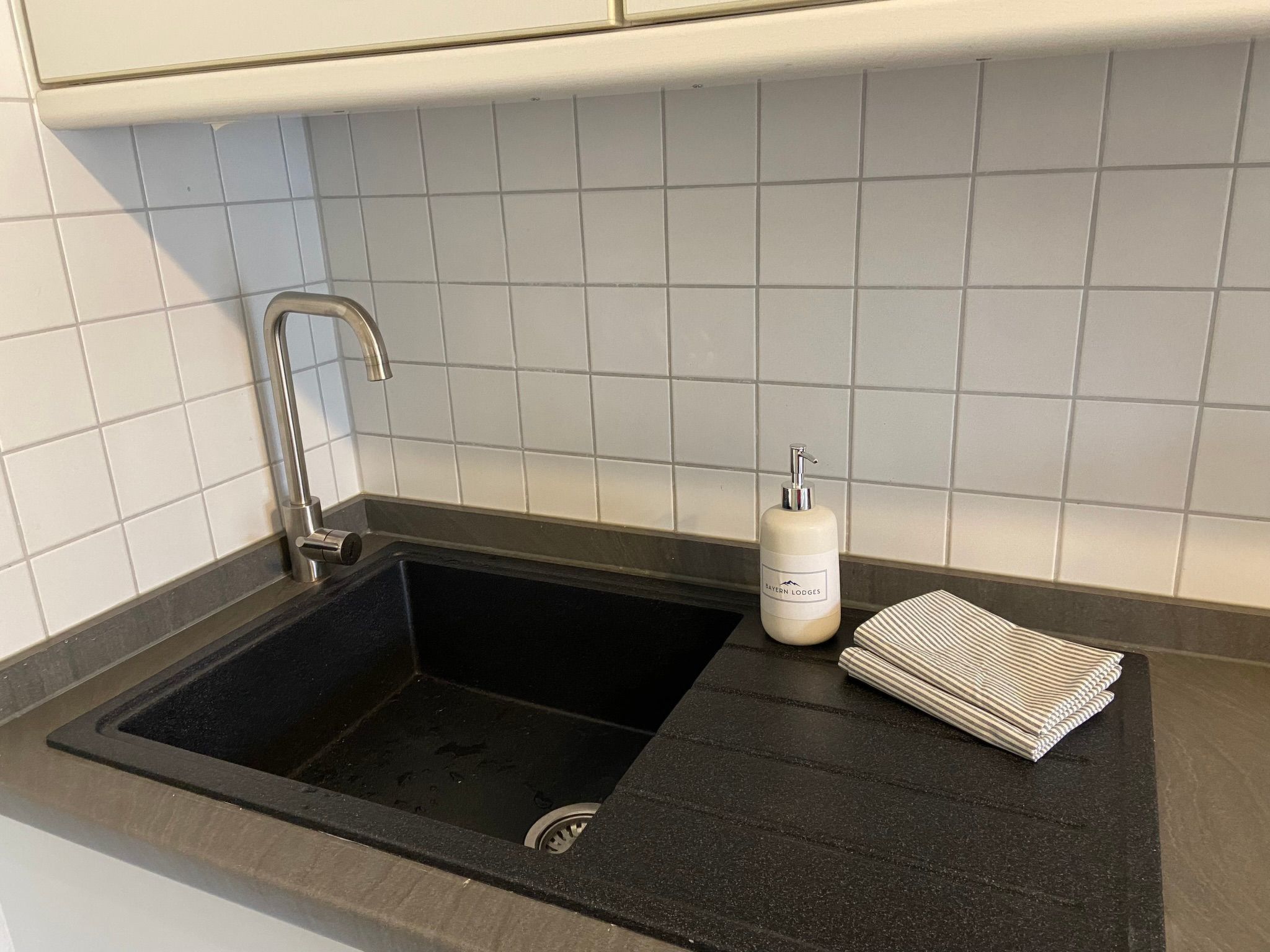 Modern eingerichtete Wohnung mit 2 Schlafzimmern-Image-tags.info