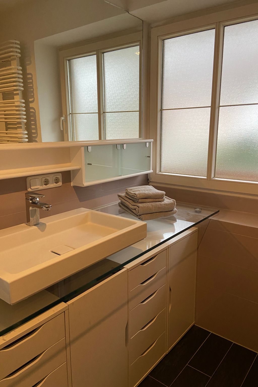 Modern eingerichtete Wohnung mit 2 Schlafzimmern-Image-tags.info