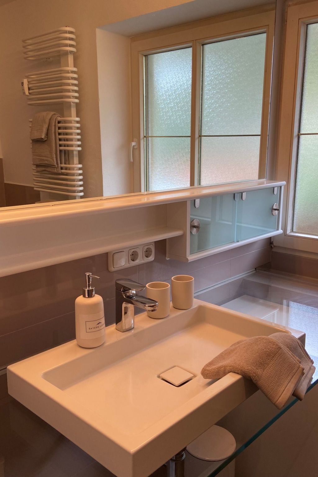 Modern eingerichtete Wohnung mit 2 Schlafzimmern-Image-tags.info