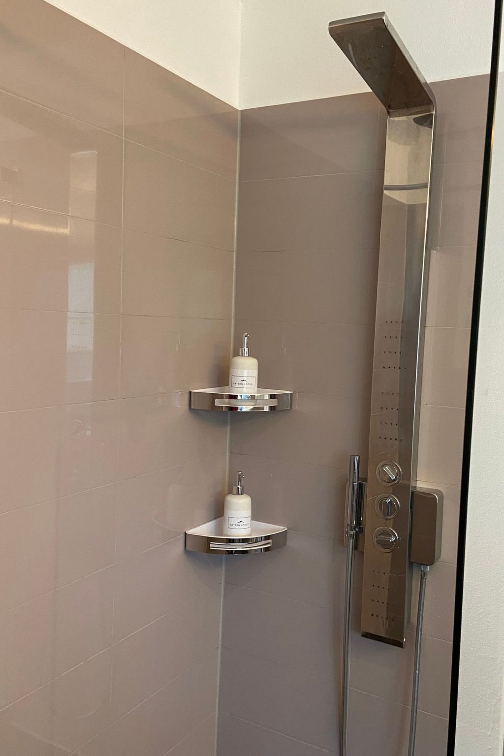 Modern eingerichtete Wohnung mit 2 Schlafzimmern-Image-tags.info