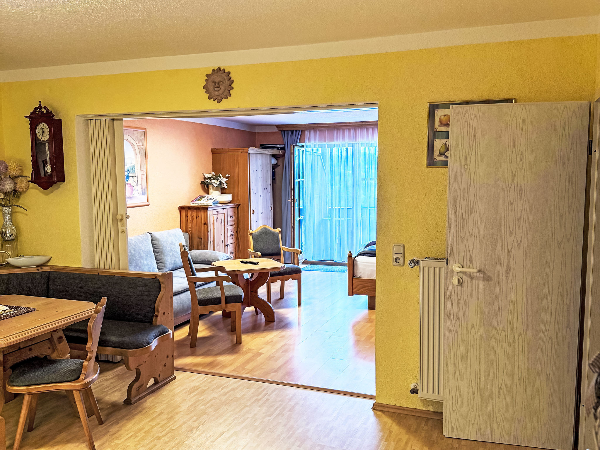 Rachel mit herrlichem Ausblick - Inside
