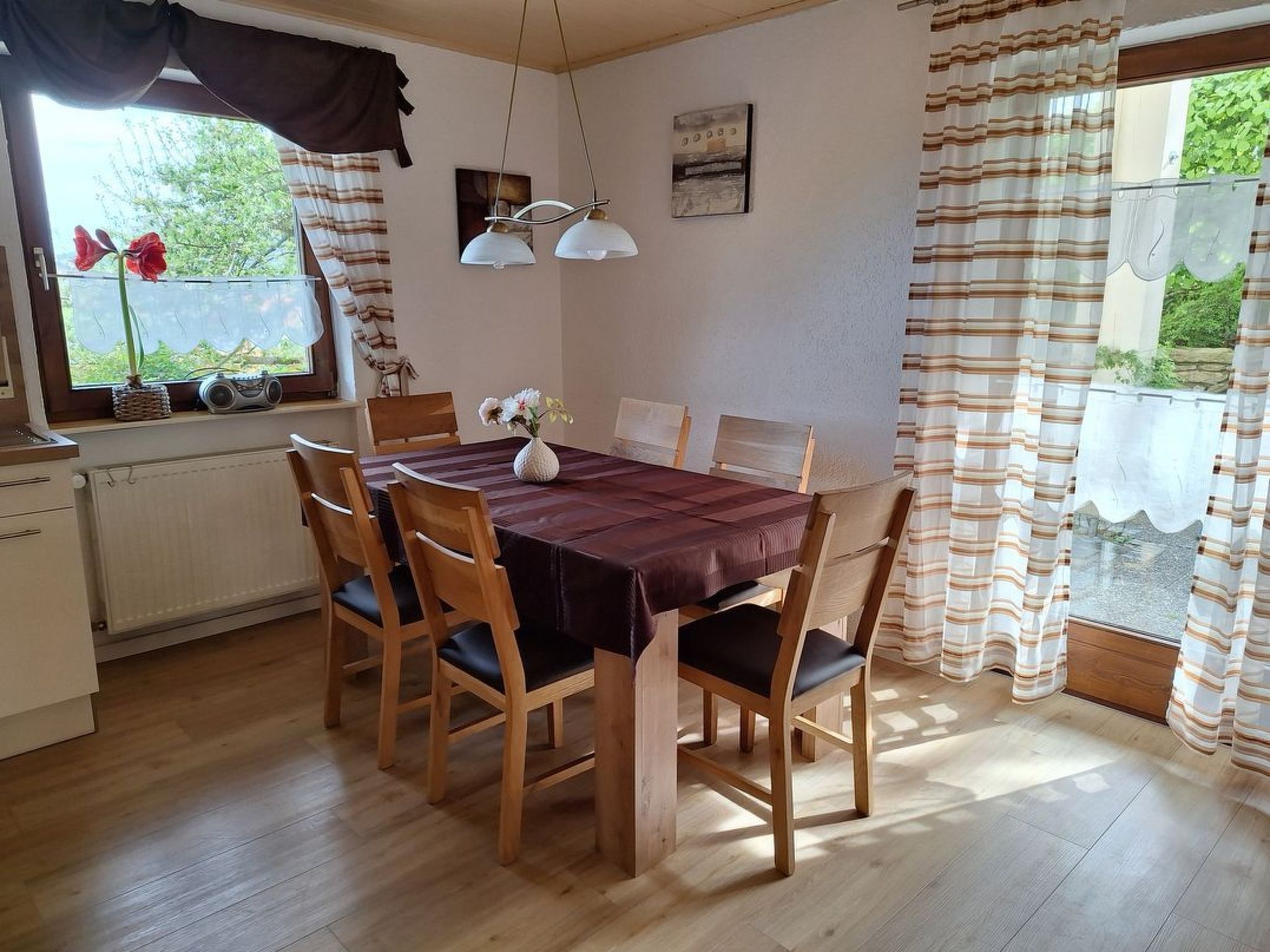 Mit sonniger Terrasse und Ausblick-Drinnen