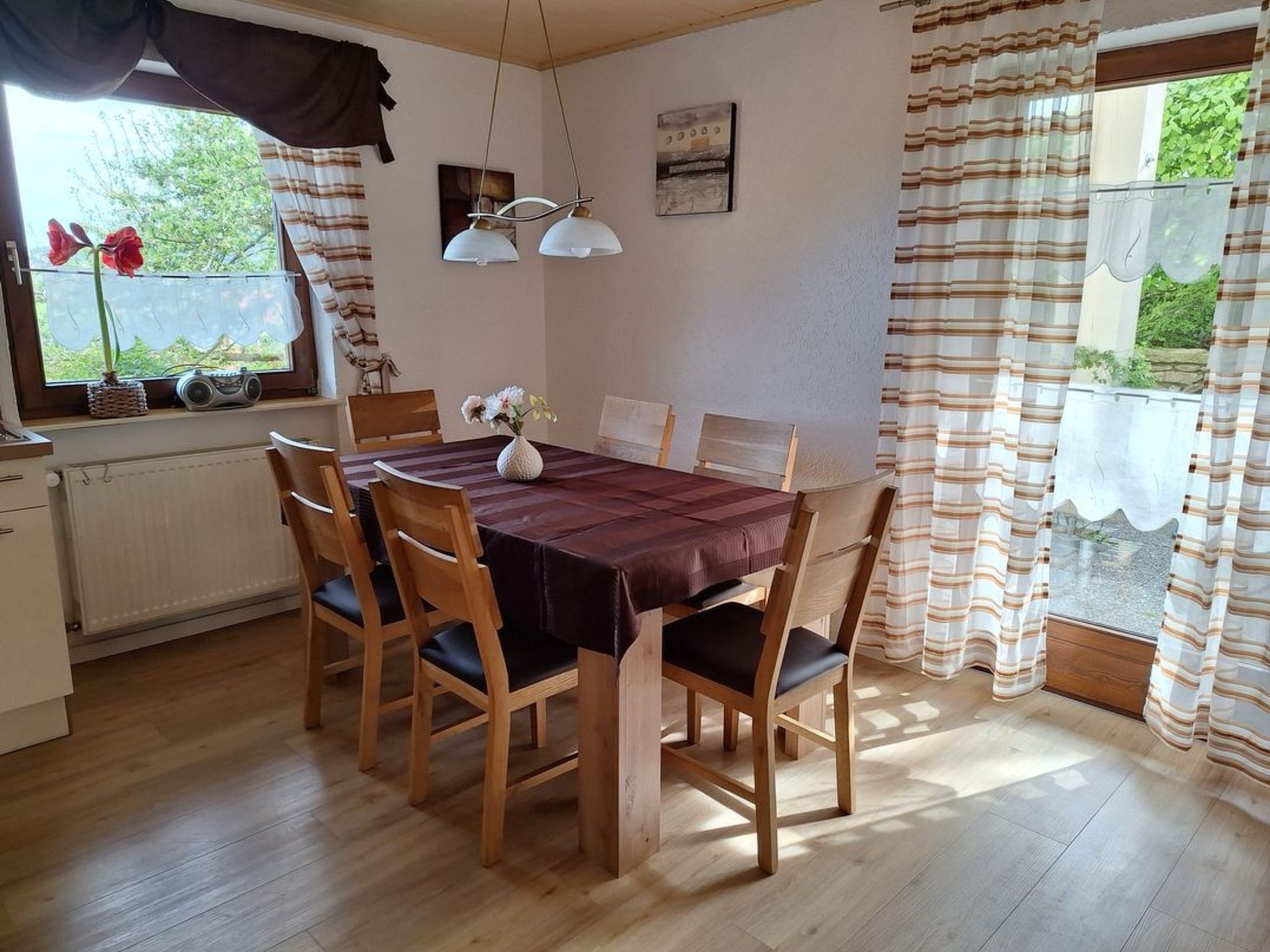 Mit sonniger Terrasse und Ausblick-Drinnen