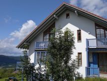 mit Balkon und Bergblick