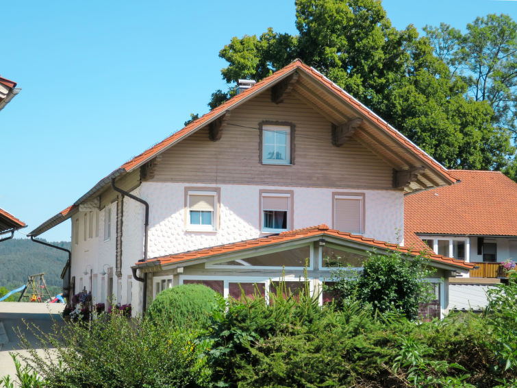 Huis 6-kamers 100 m2 op 2 verdiepingen. Gezellig ingericht: woonkamer met wintertuin met Sat-TV, CD-speler en DVD. Uitgang naar de tuin. Woonkeuken (oven, afwasmachine, 4 keramische glas kookplaten, b..