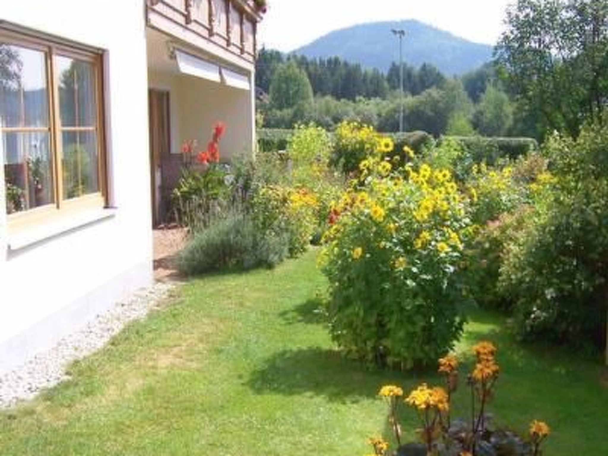 Discover the charming flair of the Bavarian Forest in our cosy holiday flat in Böbrach. Situated in a picturesque south-facing location, just a short walk from the lively village centre, this accommo..