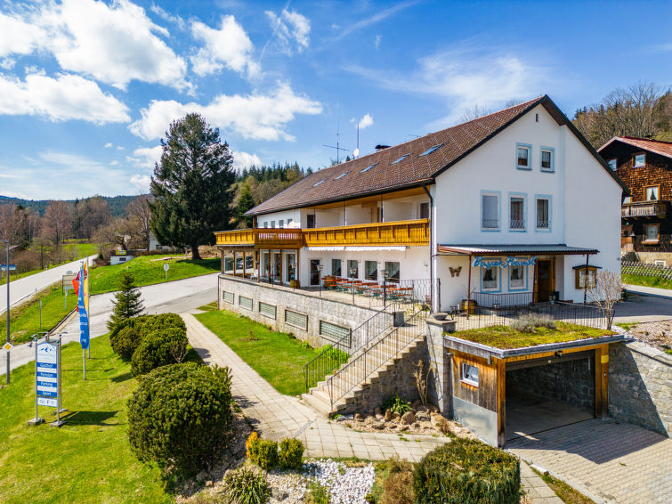 16-Zimmer-Haus 404 m2 auf 3 Stockwerken. Gemütlich eingerichtet: grosses Wohn-/Esszimmer mit Sat-TV. Ausgang zur Terrasse. Grosse Küche (Backofen, Geschirrspüler, Gasherd, 4 Flammen, Toaster, Wasse..